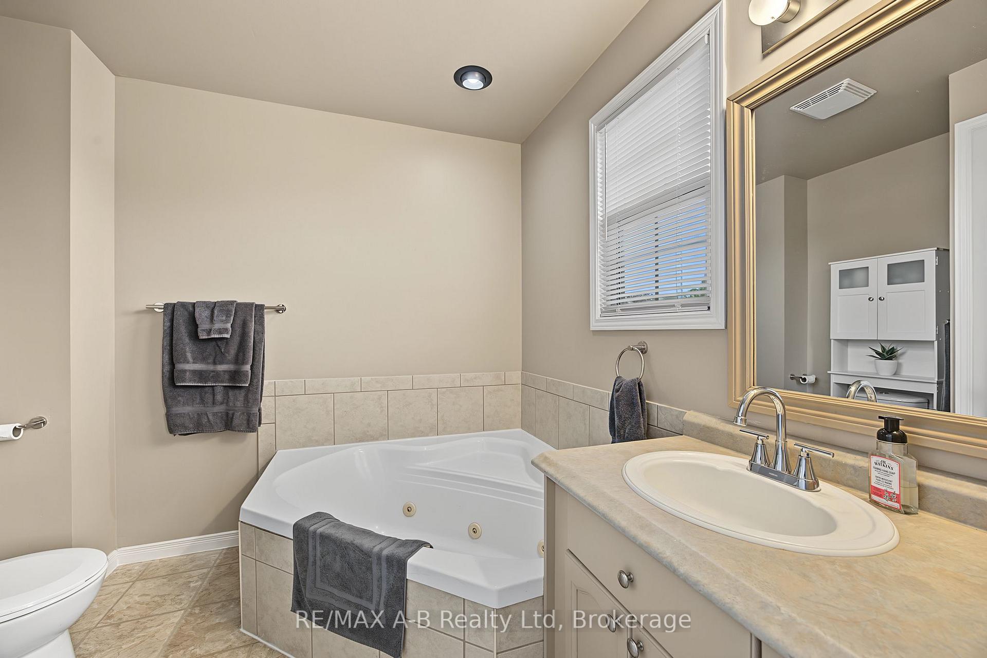 Photo 19 of 15 Cook Crescent, St. Thomas — HOMEH