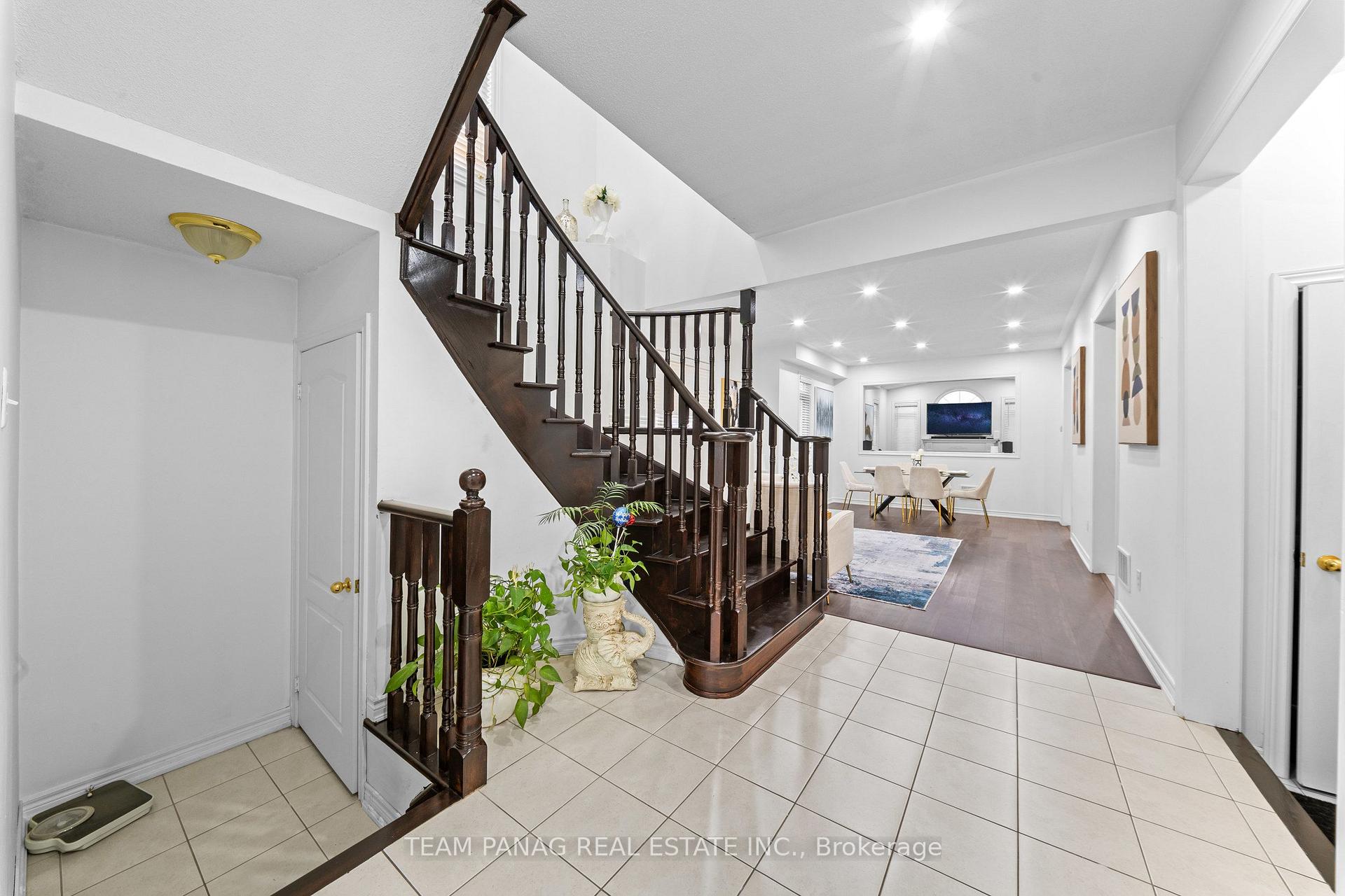 Photo 7 of 20 Mission Ridge Trail, Brampton, Bram East — HOMEH