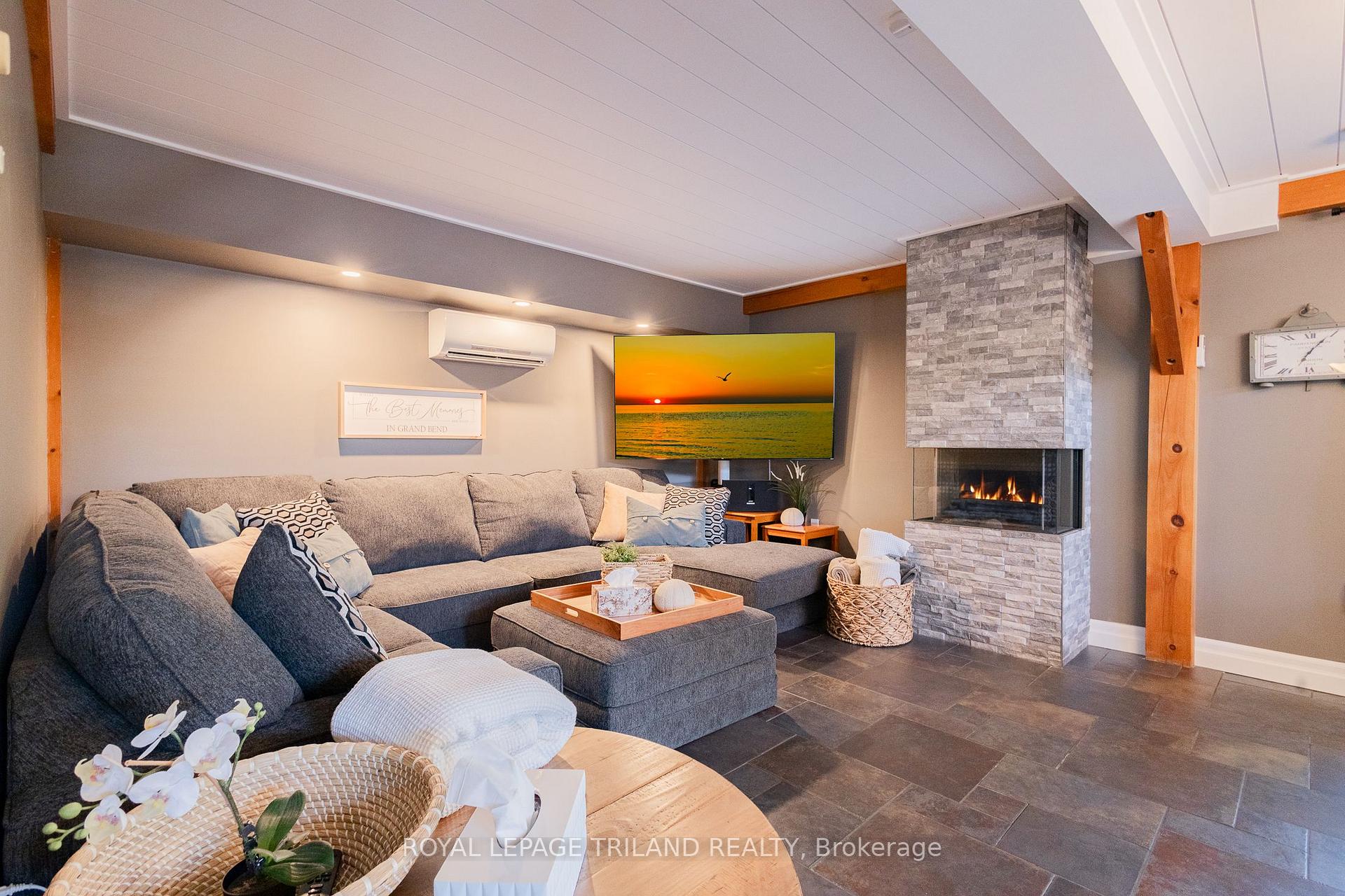 Photo 3 of 42 Lakeside Circle, Lambton Shores, Grand Bend — HOMEH
