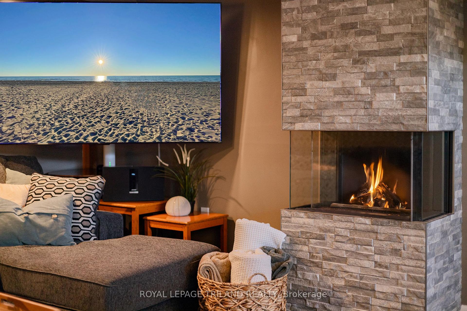 Photo 28 of 42 Lakeside Circle, Lambton Shores, Grand Bend — HOMEH