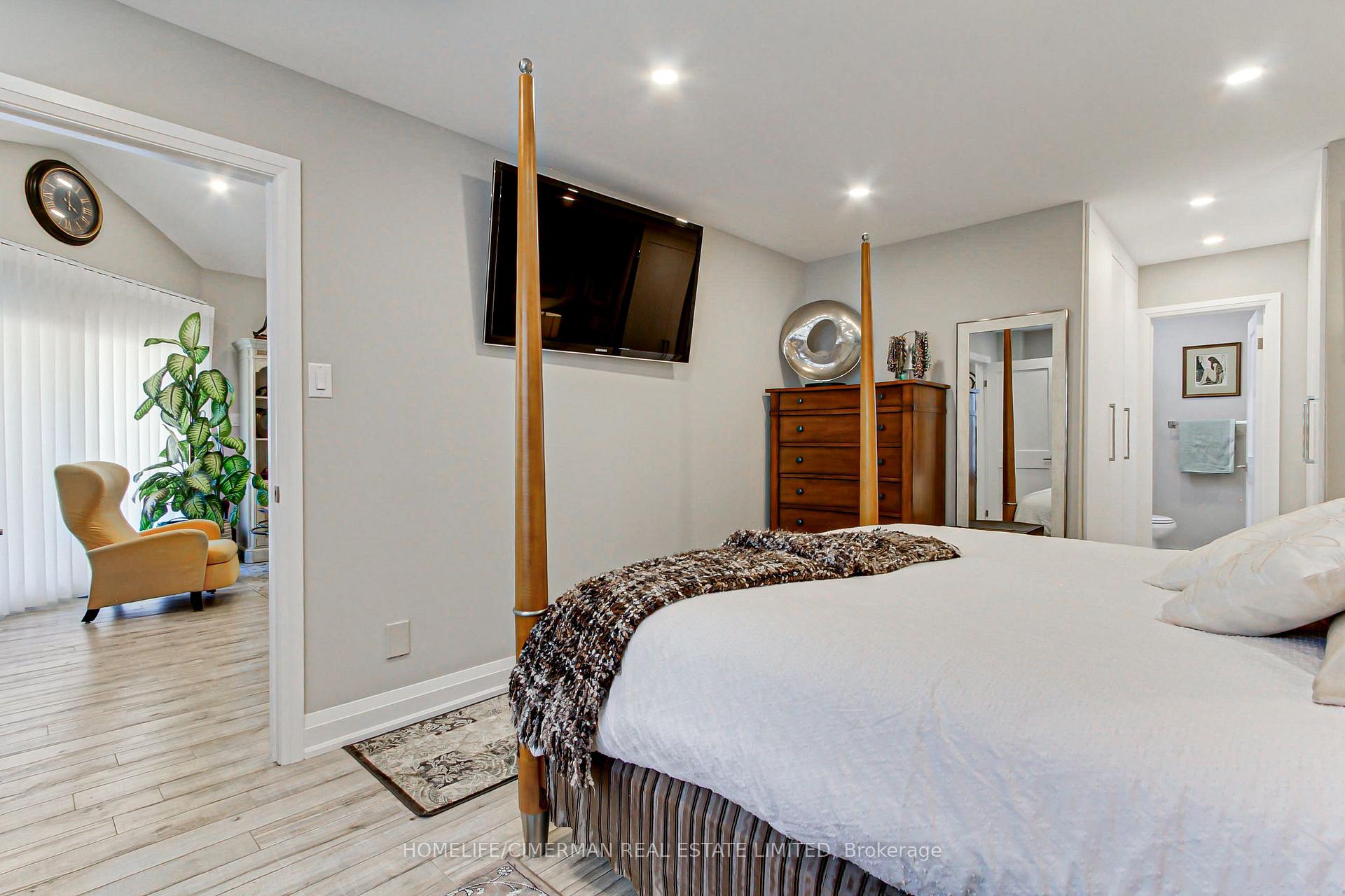 Photo 33 of 30 Brandy Lane Way, Newmarket, Central Newmarket — HOMEH