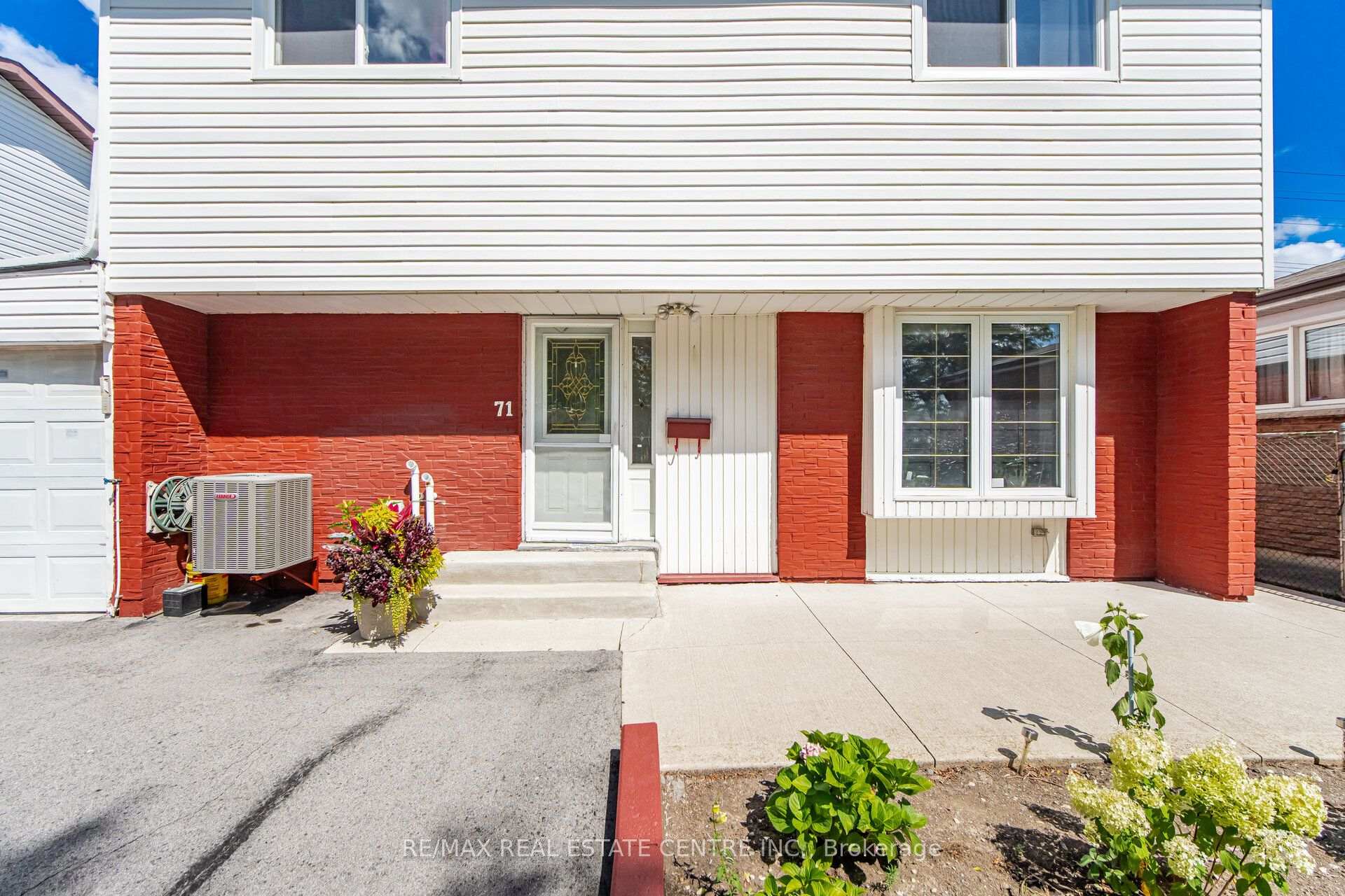 Photo 3 of 71 Sultan Pool Drive, Etobicoke, West Humber-Clairville — HOMEH