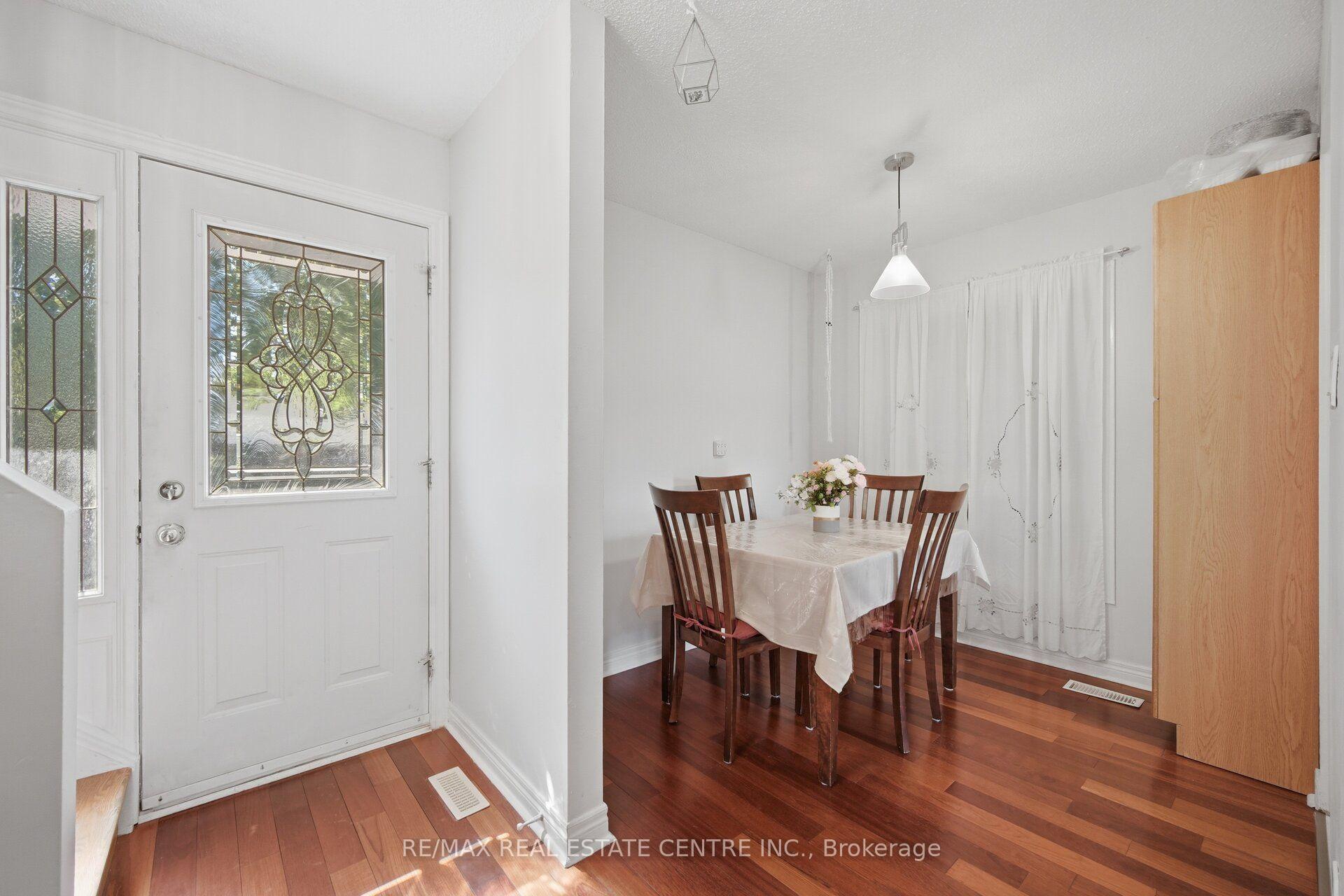 Photo 4 of 71 Sultan Pool Drive, Etobicoke, West Humber-Clairville — HOMEH