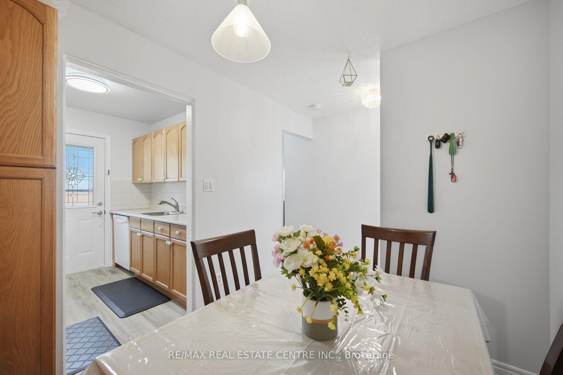 Photo 8 of 71 Sultan Pool Drive, Etobicoke, West Humber-Clairville — HOMEH
