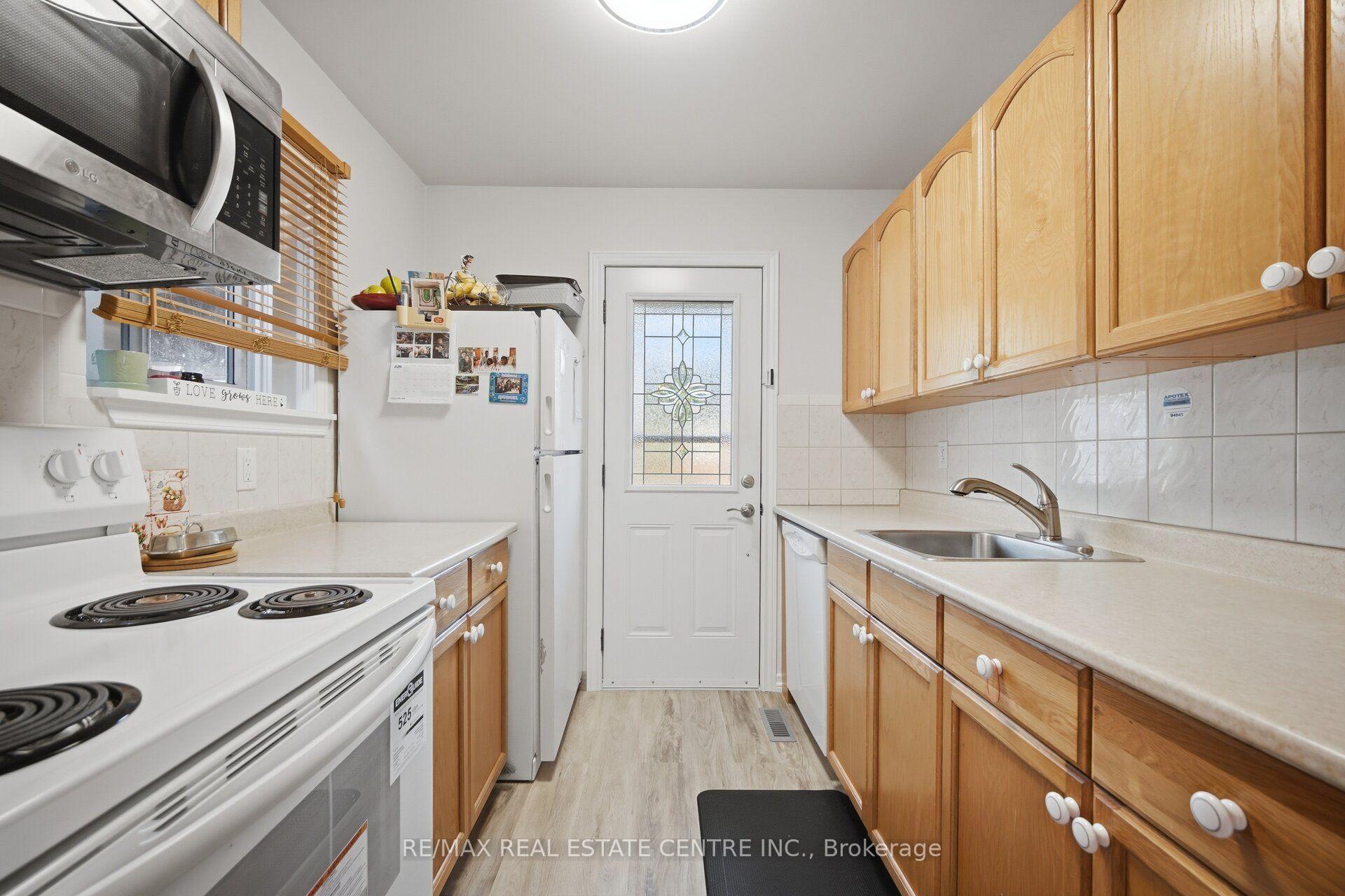 Photo 10 of 71 Sultan Pool Drive, Etobicoke, West Humber-Clairville — HOMEH