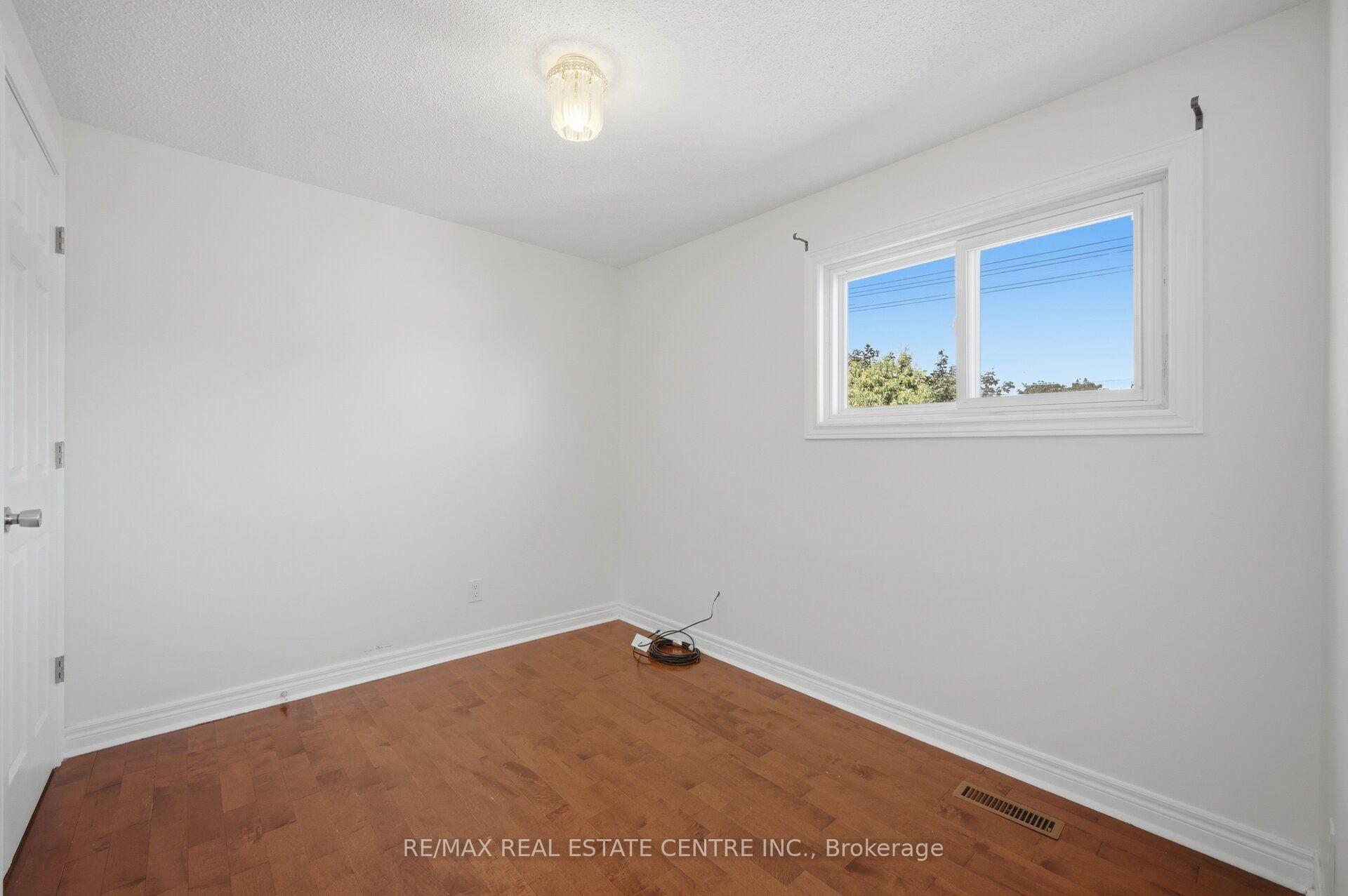 Photo 39 of 71 Sultan Pool Drive, Etobicoke, West Humber-Clairville — HOMEH