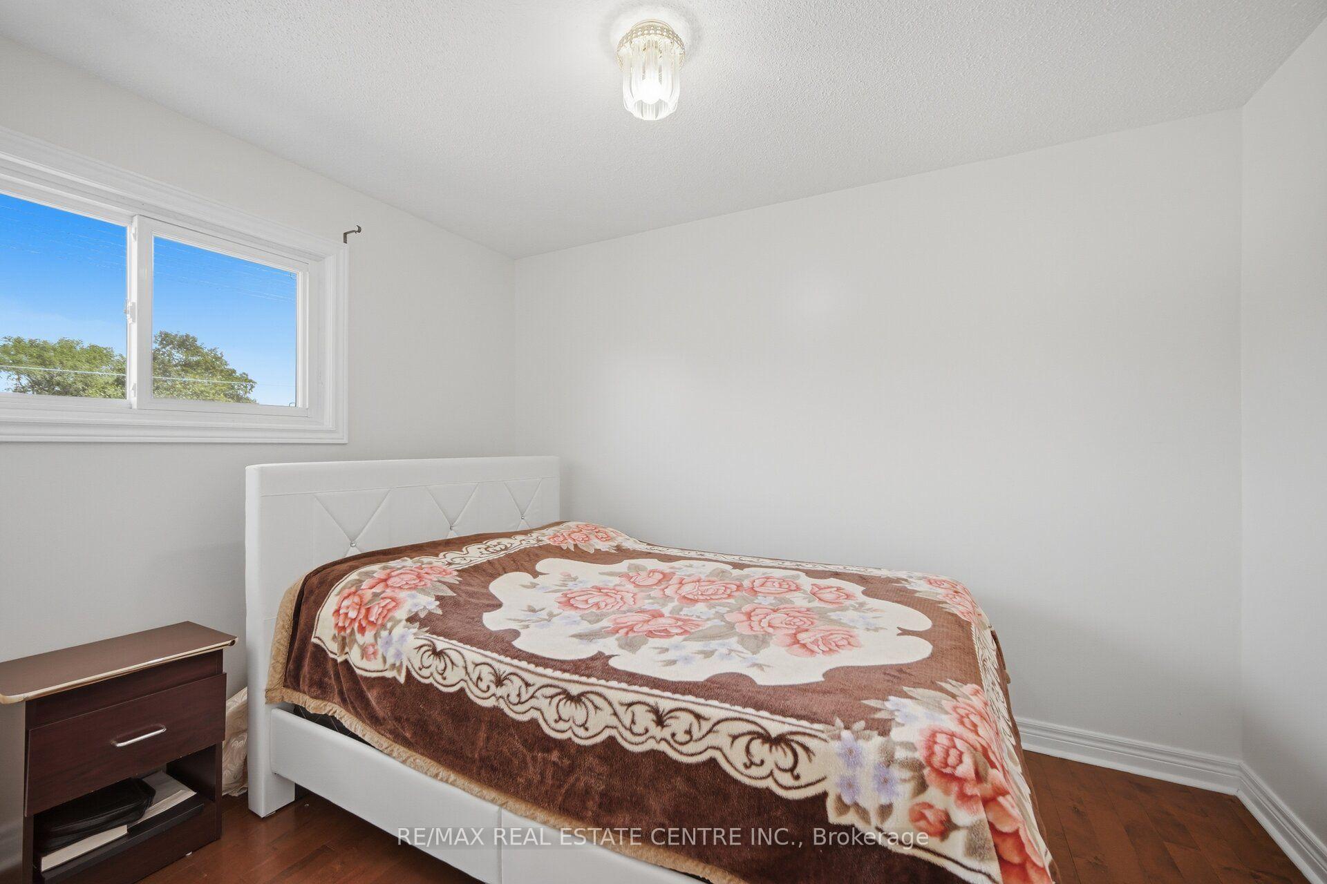 Photo 43 of 71 Sultan Pool Drive, Etobicoke, West Humber-Clairville — HOMEH