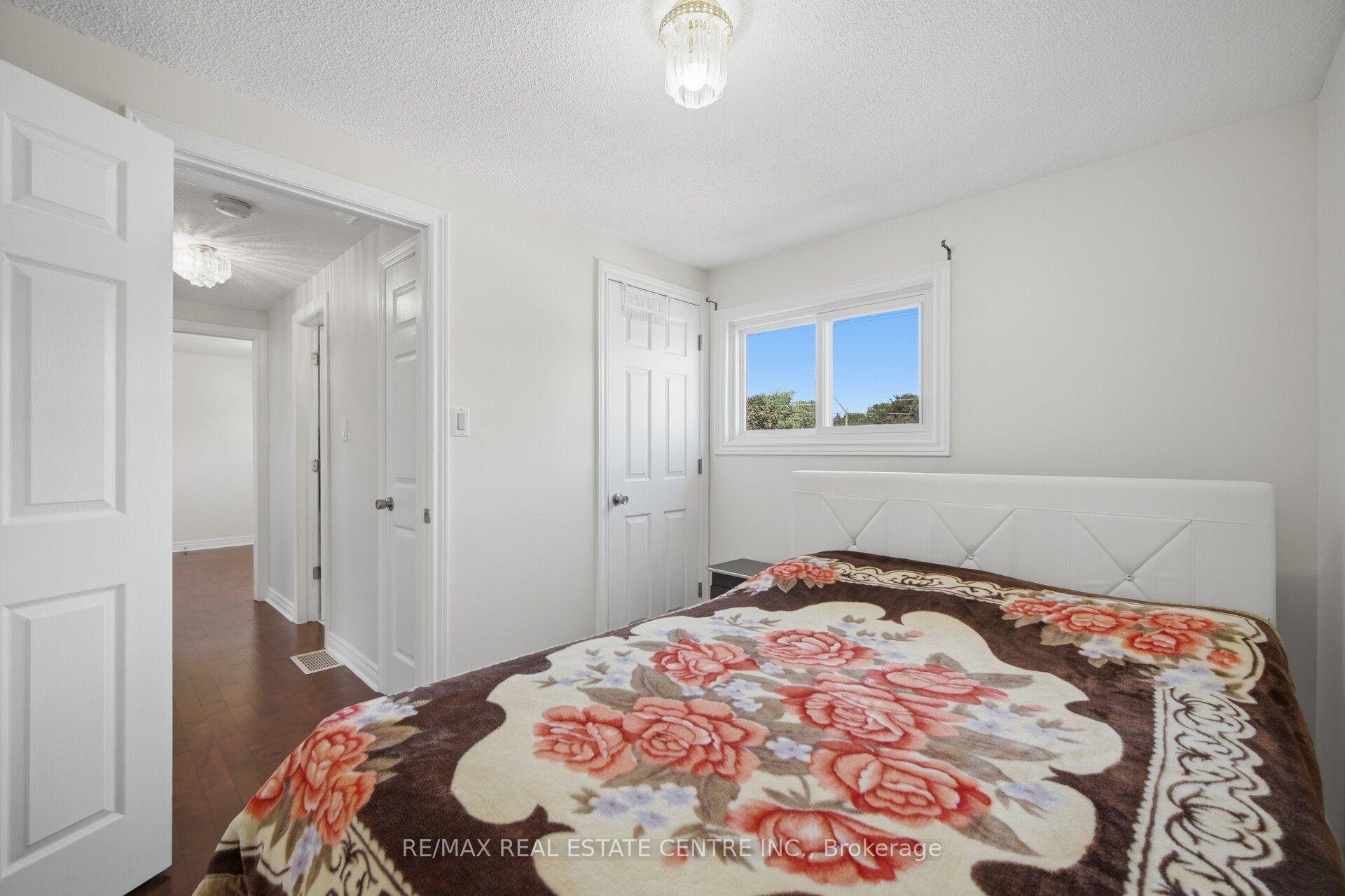 Photo 45 of 71 Sultan Pool Drive, Etobicoke, West Humber-Clairville — HOMEH