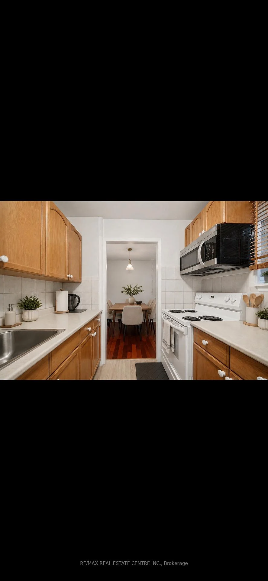 Photo 11 of 71 Sultan Pool Drive, Etobicoke, West Humber-Clairville — HOMEH