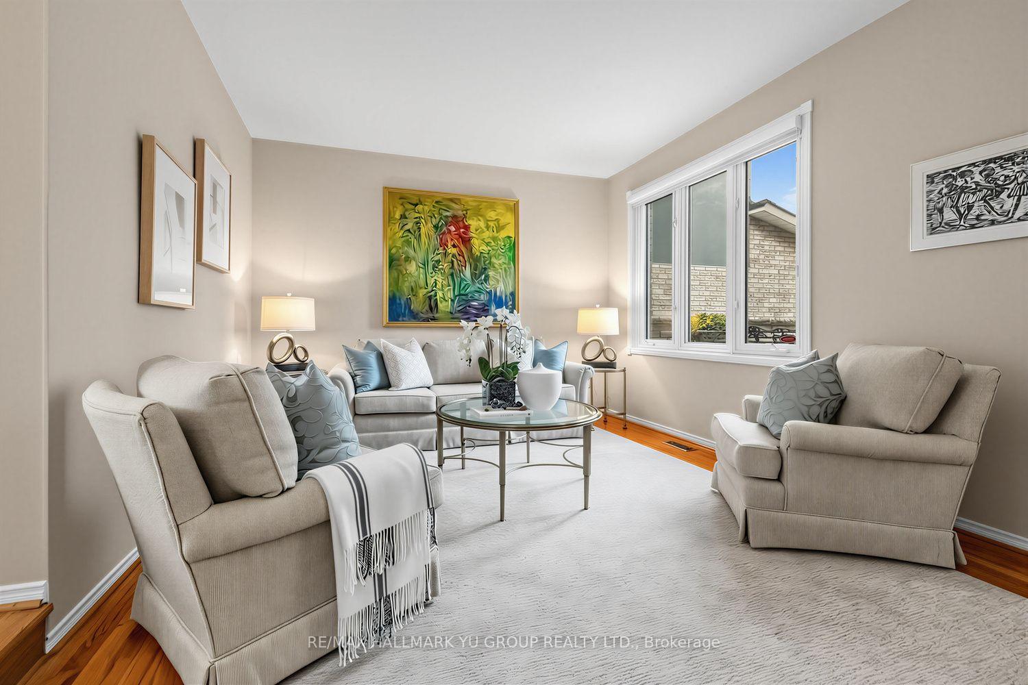 Photo 3 of 21 Esther Crescent, Vaughan, Crestwood-Springfarm-Yorkhill — HOMEH
