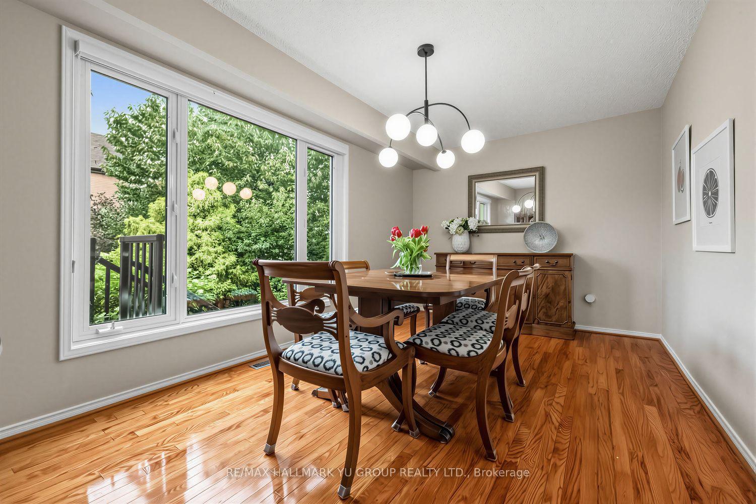 Photo 4 of 21 Esther Crescent, Vaughan, Crestwood-Springfarm-Yorkhill — HOMEH