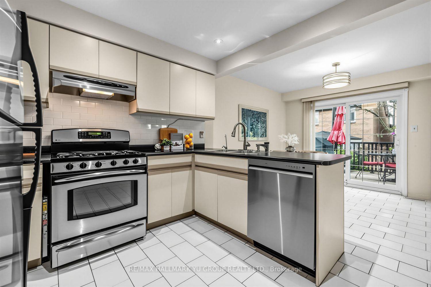Photo 5 of 21 Esther Crescent, Vaughan, Crestwood-Springfarm-Yorkhill — HOMEH