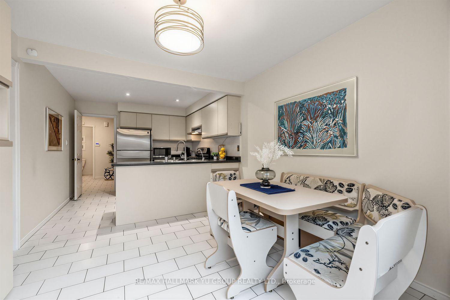 Photo 6 of 21 Esther Crescent, Vaughan, Crestwood-Springfarm-Yorkhill — HOMEH
