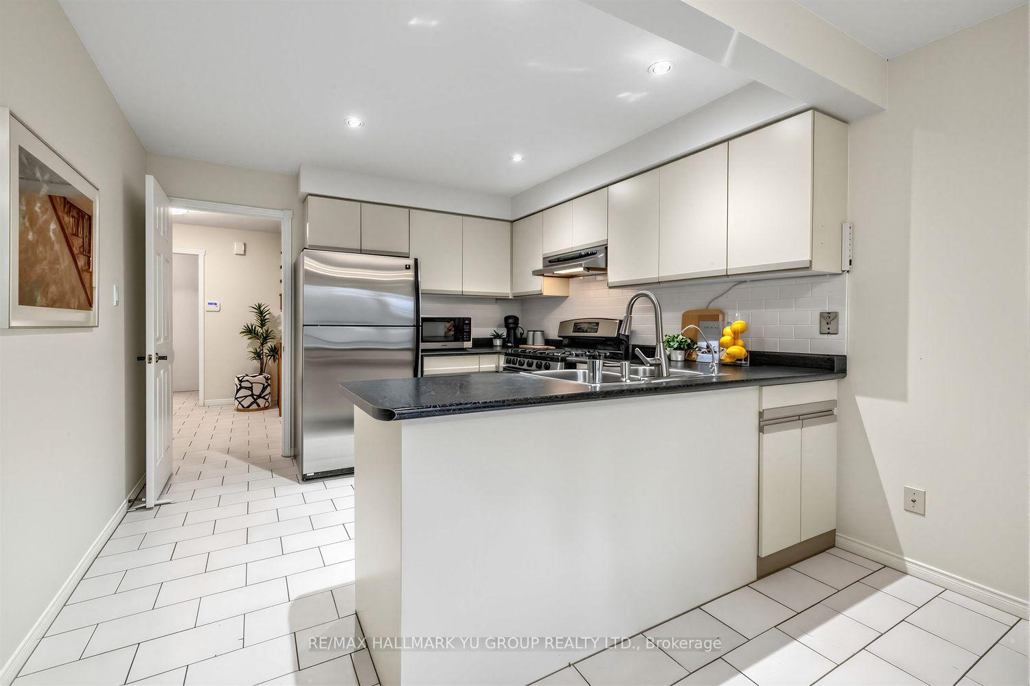 Photo 7 of 21 Esther Crescent, Vaughan, Crestwood-Springfarm-Yorkhill — HOMEH