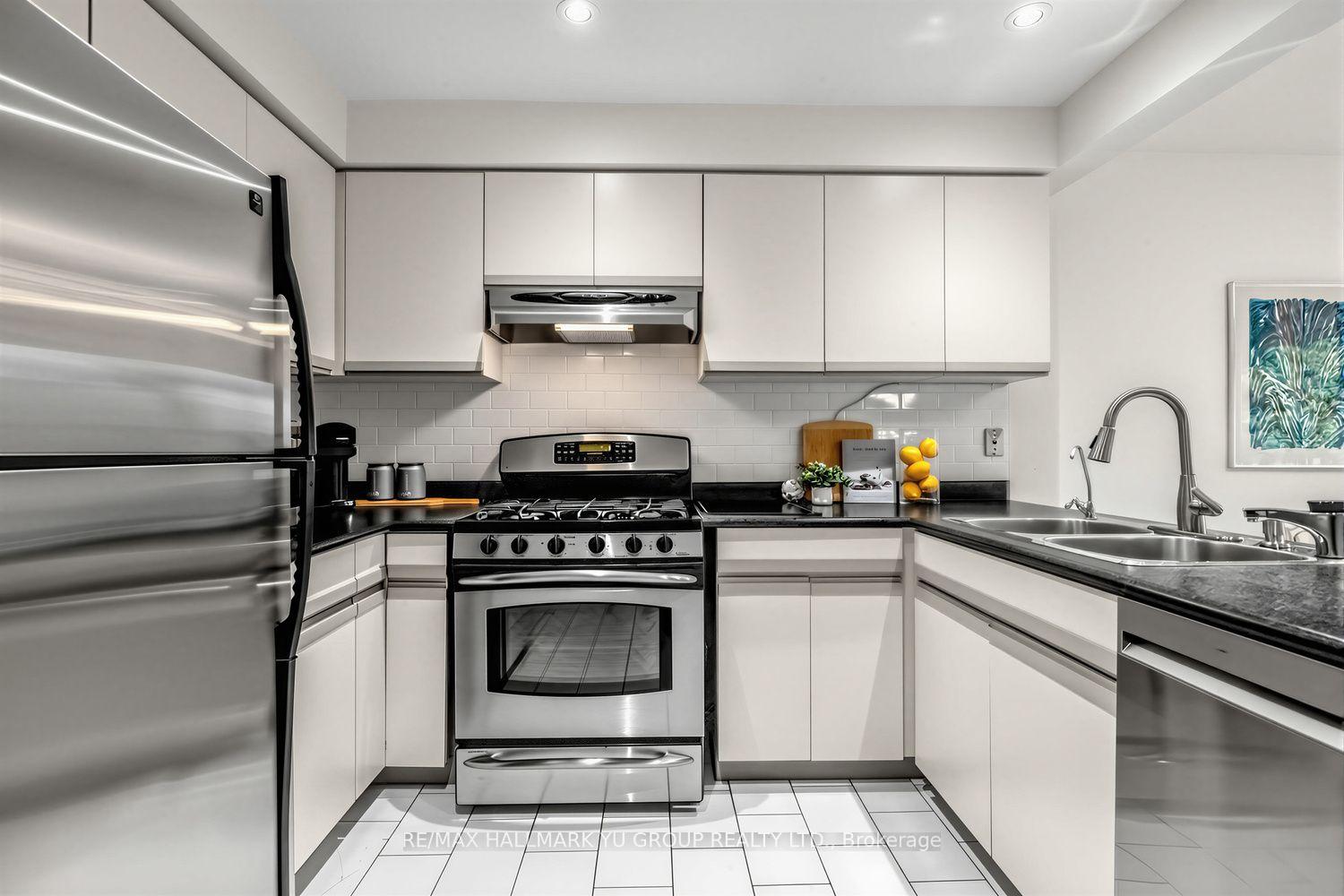 Photo 8 of 21 Esther Crescent, Vaughan, Crestwood-Springfarm-Yorkhill — HOMEH
