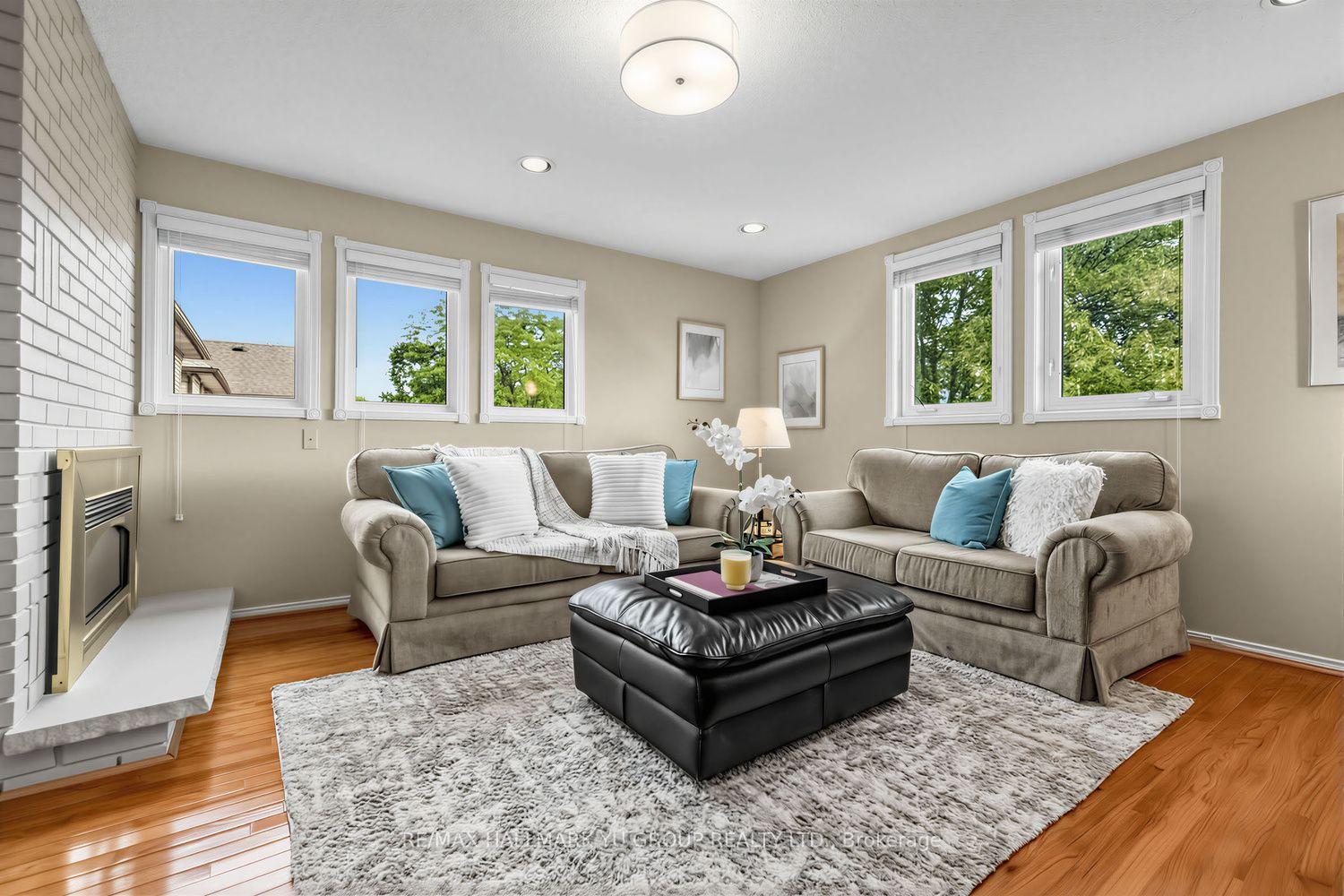 Photo 10 of 21 Esther Crescent, Vaughan, Crestwood-Springfarm-Yorkhill — HOMEH