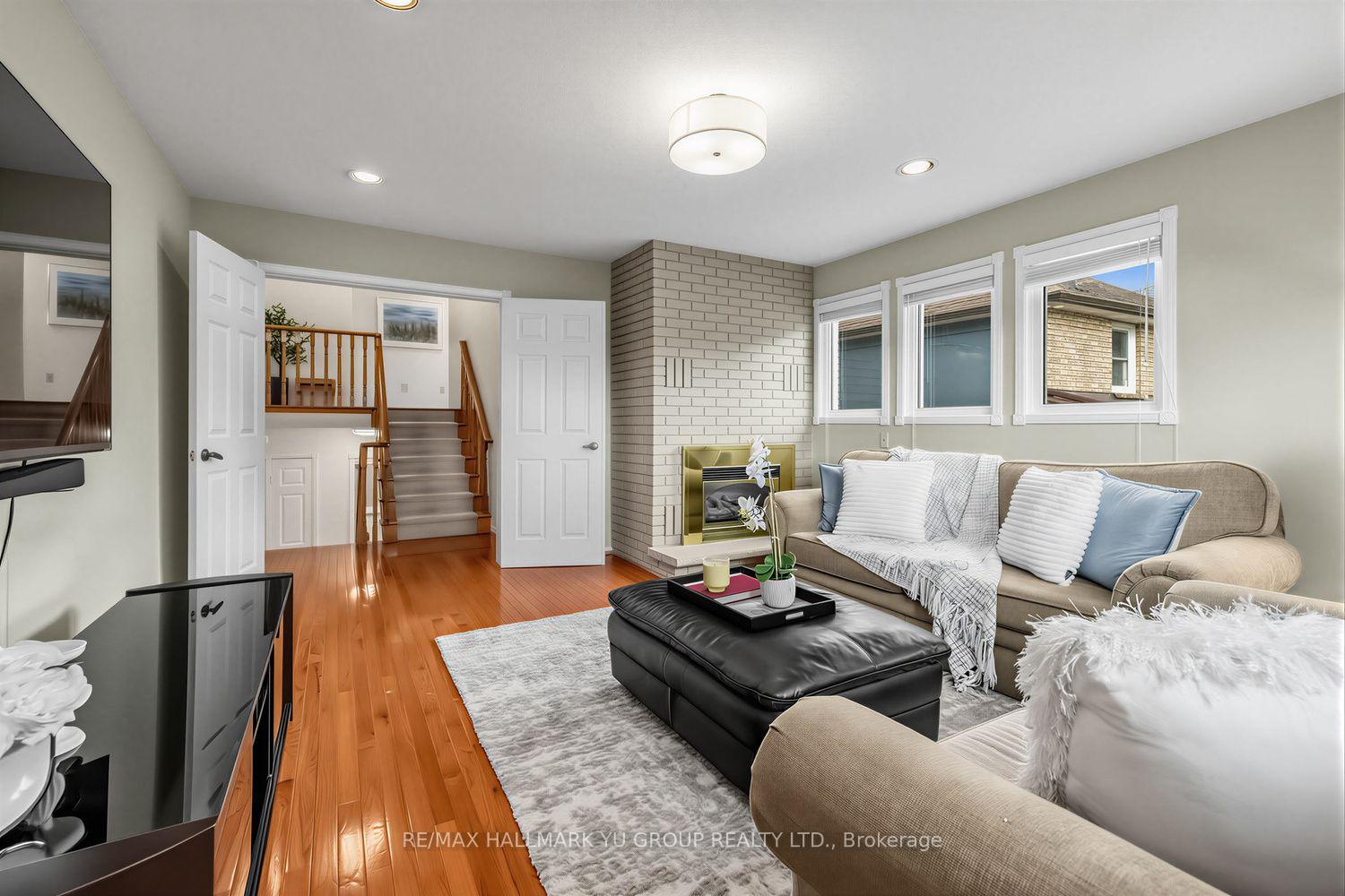 Photo 11 of 21 Esther Crescent, Vaughan, Crestwood-Springfarm-Yorkhill — HOMEH