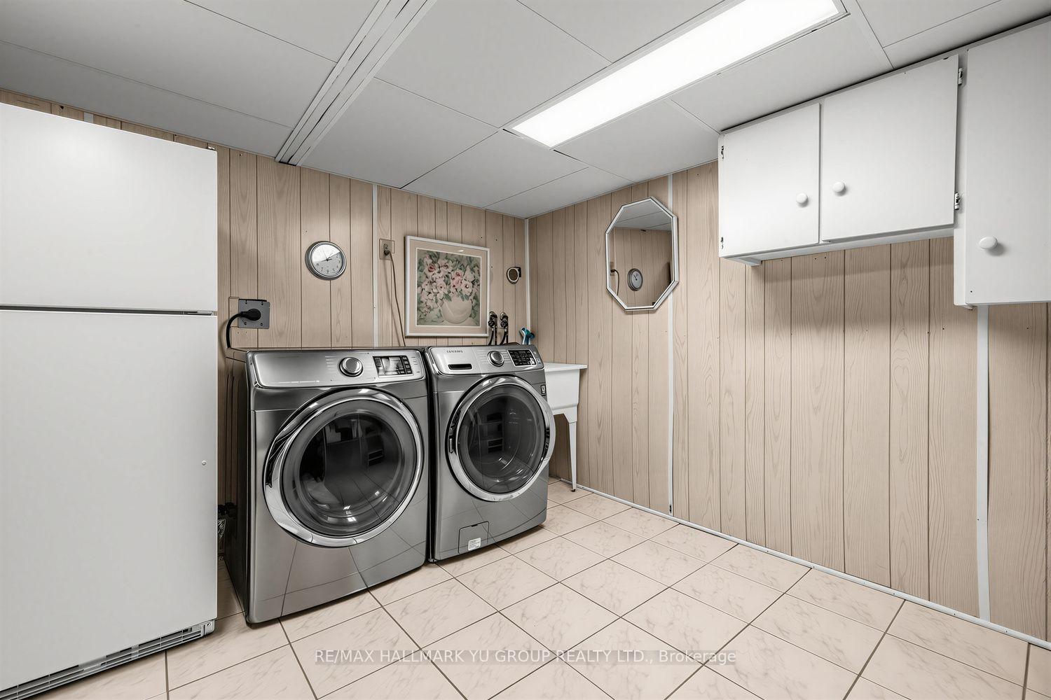 Photo 18 of 21 Esther Crescent, Vaughan, Crestwood-Springfarm-Yorkhill — HOMEH