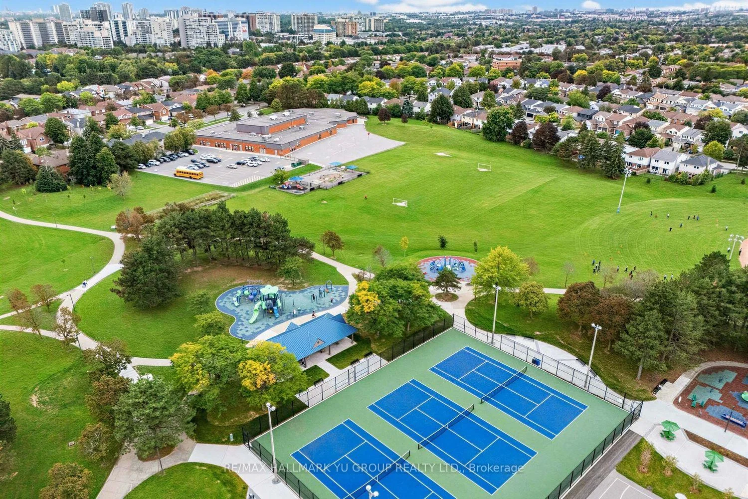 Photo 24 of 21 Esther Crescent, Vaughan, Crestwood-Springfarm-Yorkhill — HOMEH