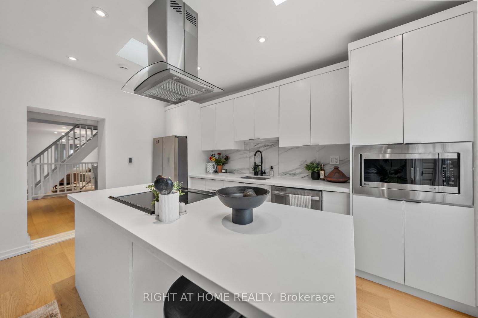 Photo 15 of 5 1/2 Luttrell Avenue, Toronto, East End-Danforth — HOMEH