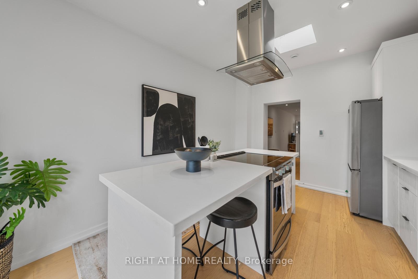 Photo 16 of 5 1/2 Luttrell Avenue, Toronto, East End-Danforth — HOMEH