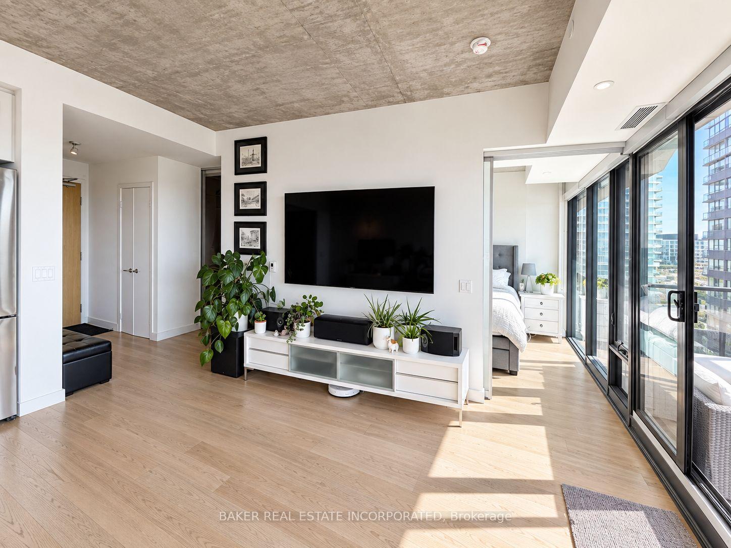 Photo 5 of Unit 1003, 111 Bathurst Street, Toronto, Waterfront Communities — HOMEH