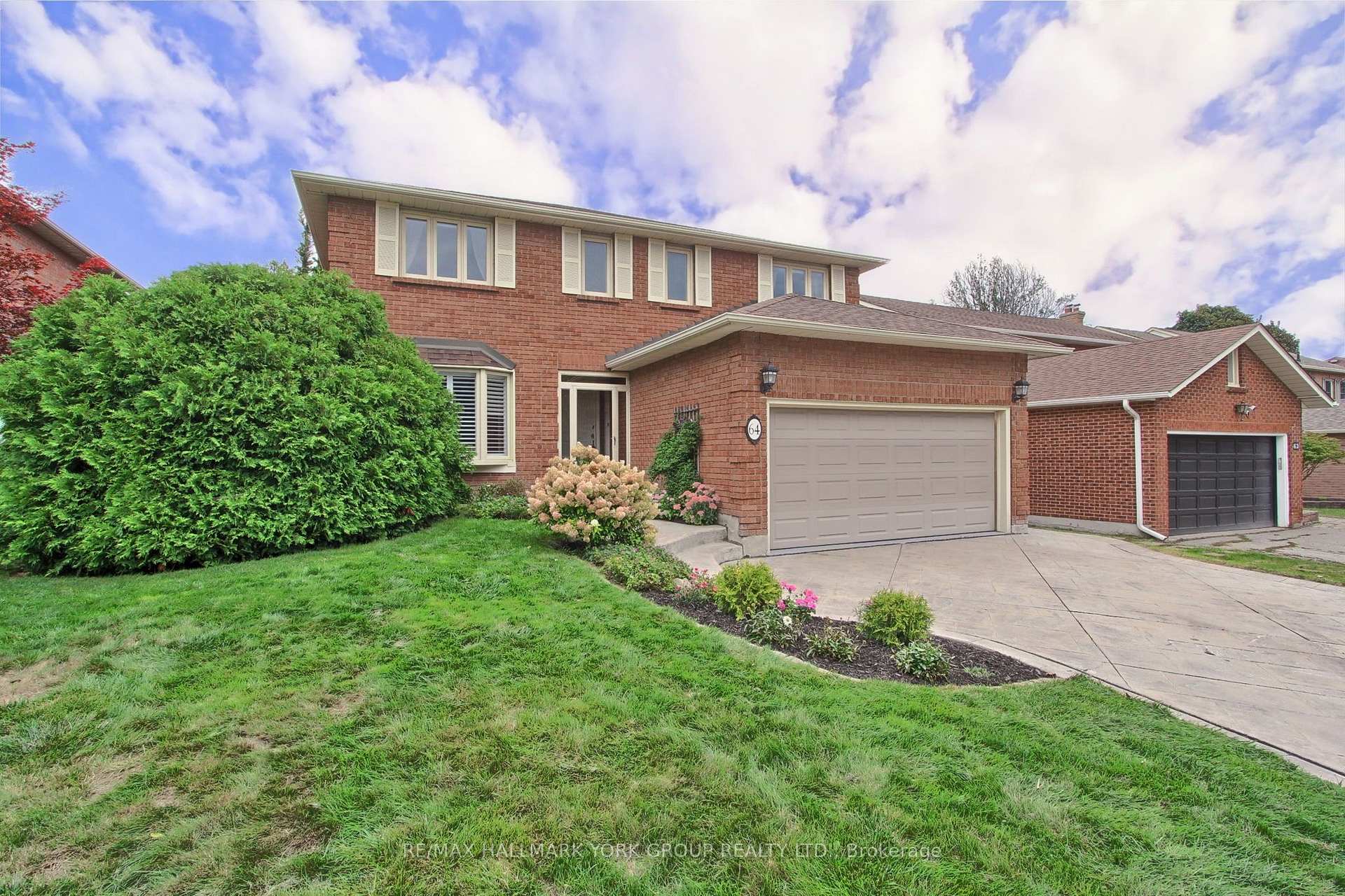 Photo 2 of 64 Golf Links Drive, Aurora, Aurora Highlands — HOMEH