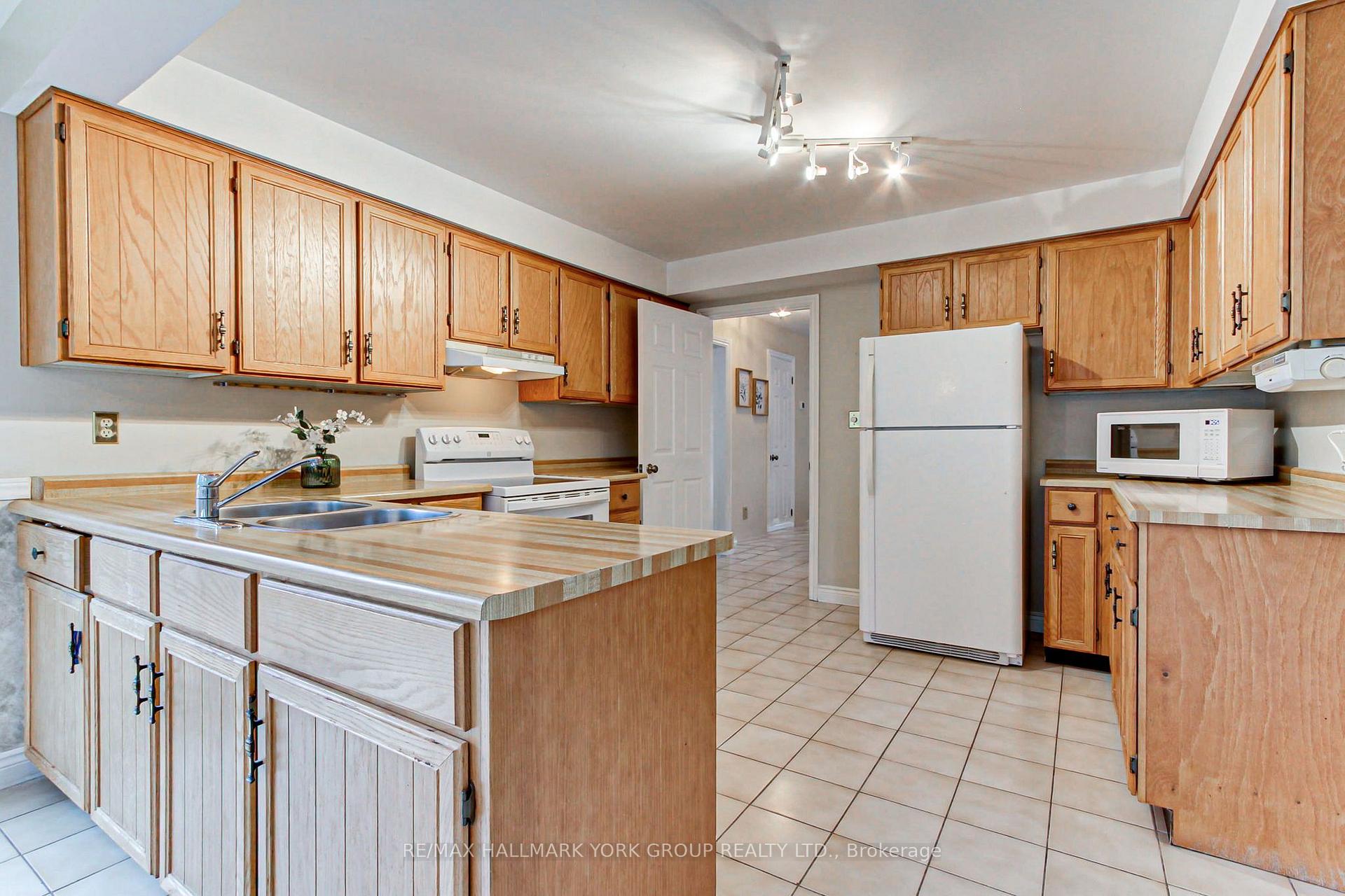 Photo 19 of 64 Golf Links Drive, Aurora, Aurora Highlands — HOMEH
