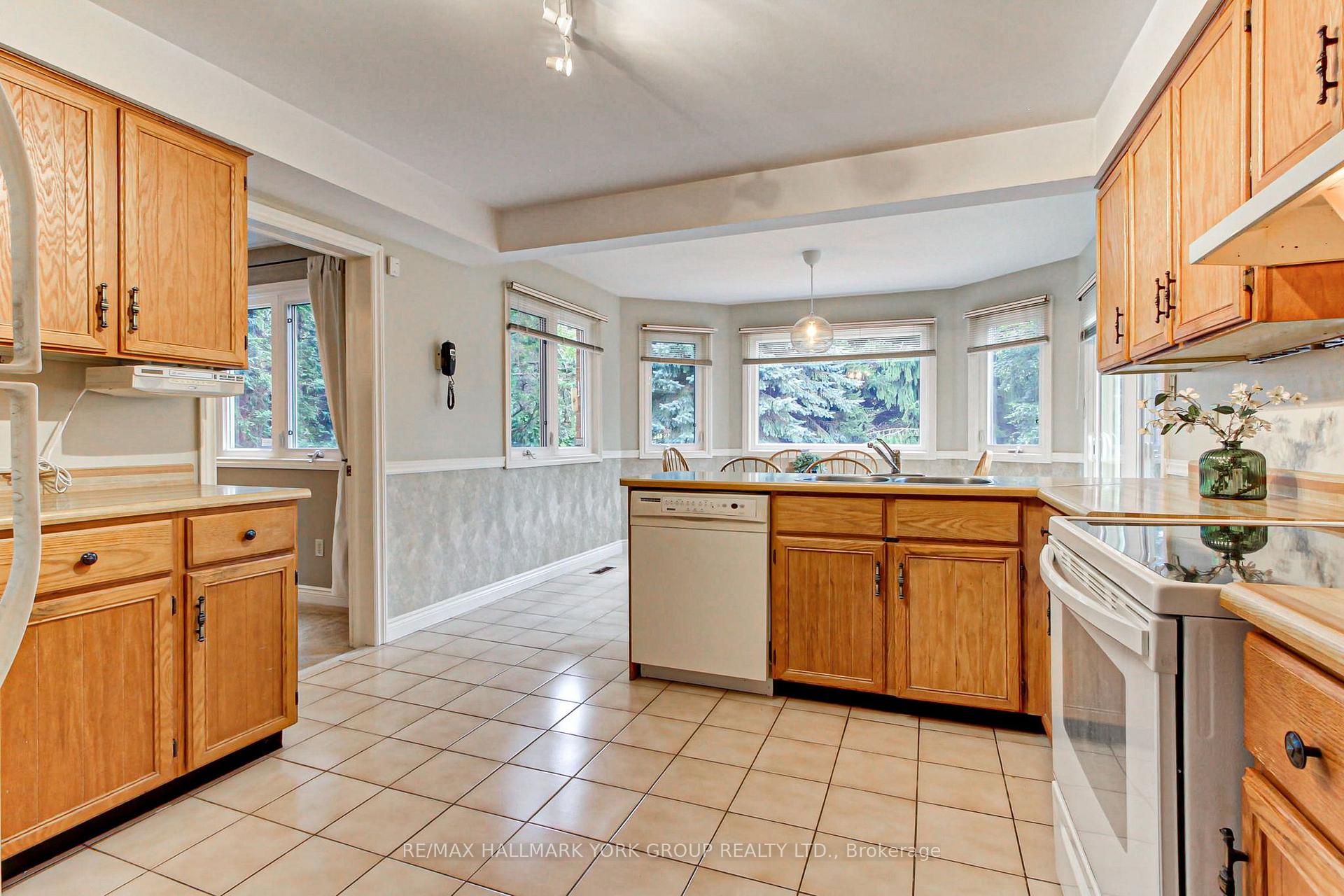 Photo 22 of 64 Golf Links Drive, Aurora, Aurora Highlands — HOMEH