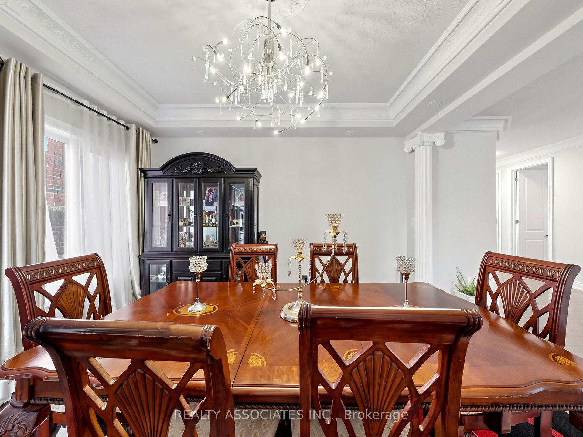 Photo 8 of 35 Godliman Road, Brampton, Credit Valley — HOMEH
