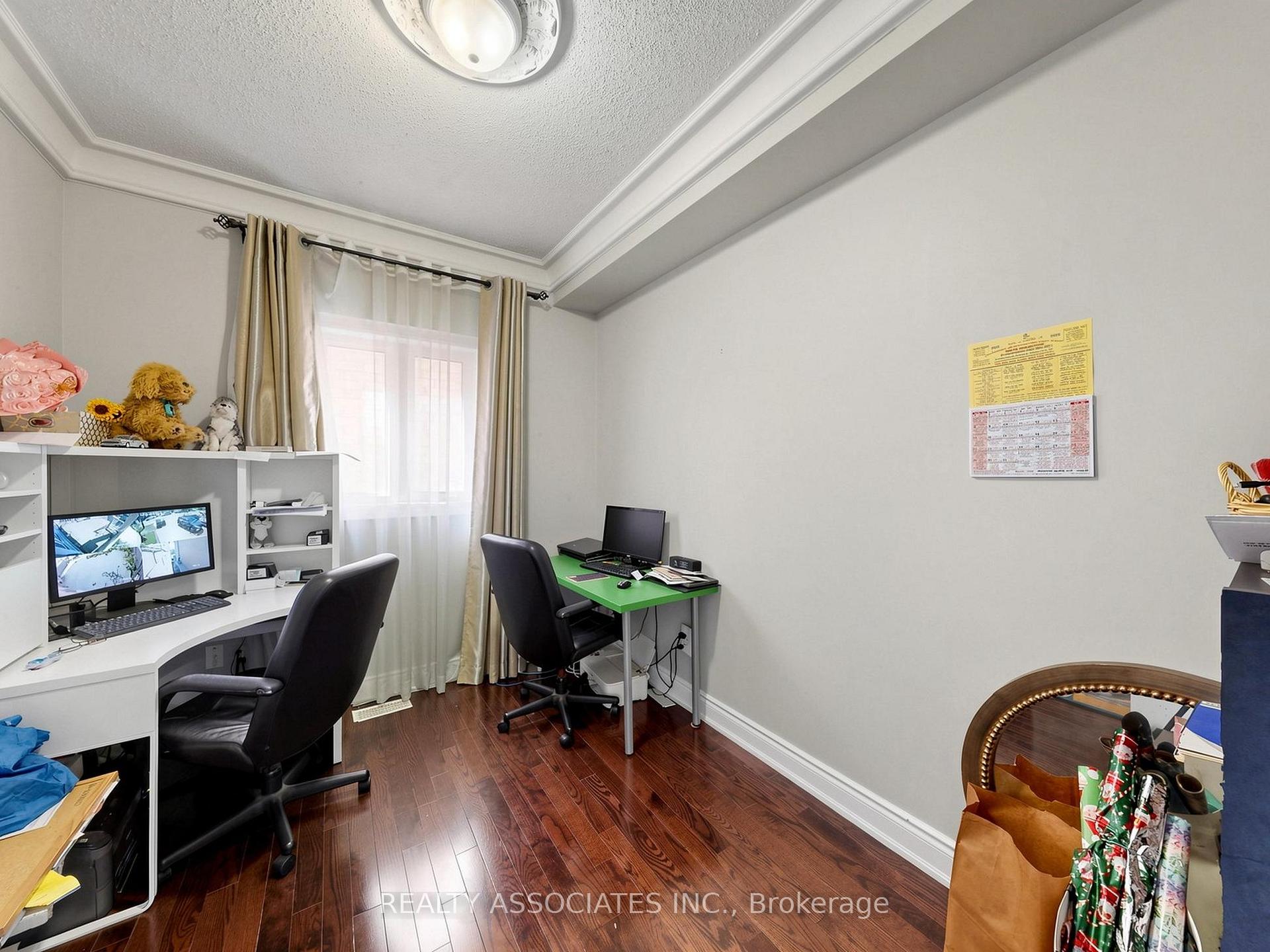 Photo 18 of 35 Godliman Road, Brampton, Credit Valley — HOMEH