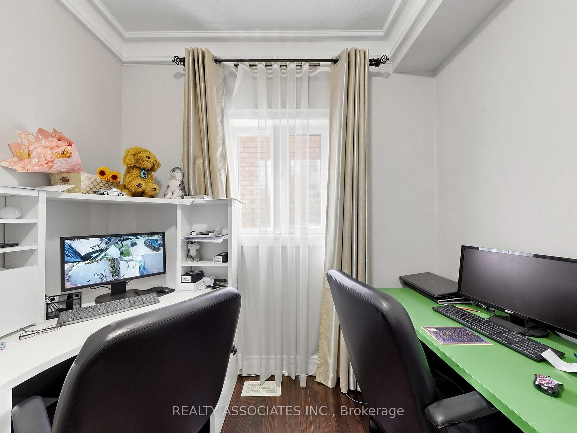 Photo 19 of 35 Godliman Road, Brampton, Credit Valley — HOMEH