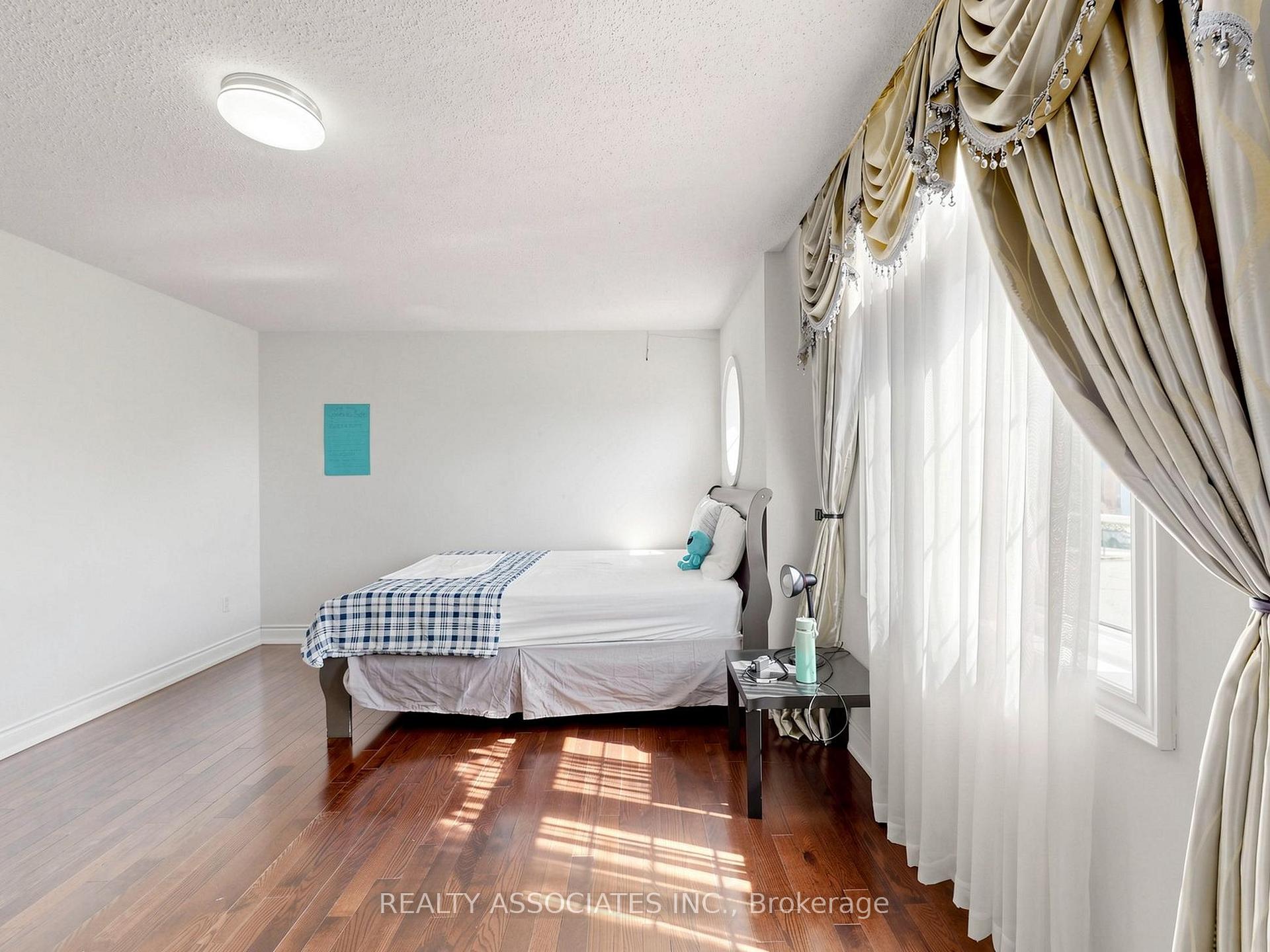 Photo 22 of 35 Godliman Road, Brampton, Credit Valley — HOMEH