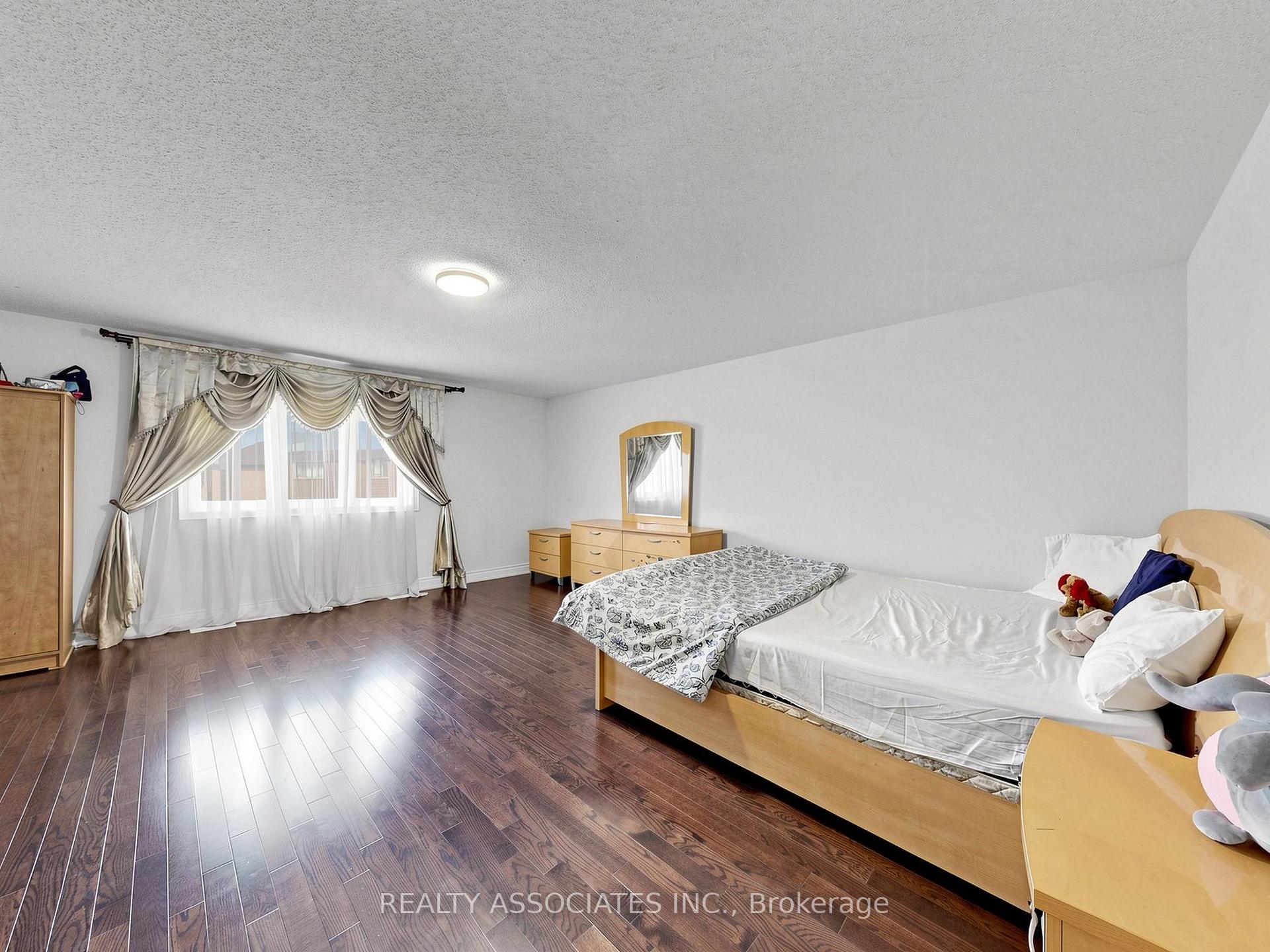 Photo 25 of 35 Godliman Road, Brampton, Credit Valley — HOMEH