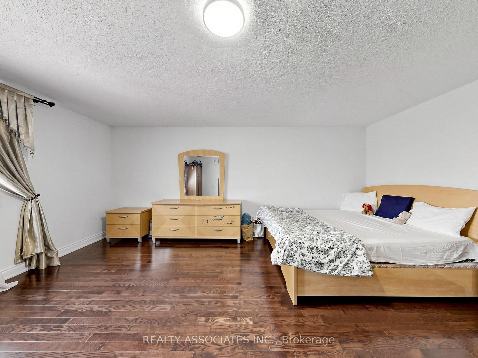 Photo 26 of 35 Godliman Road, Brampton, Credit Valley — HOMEH
