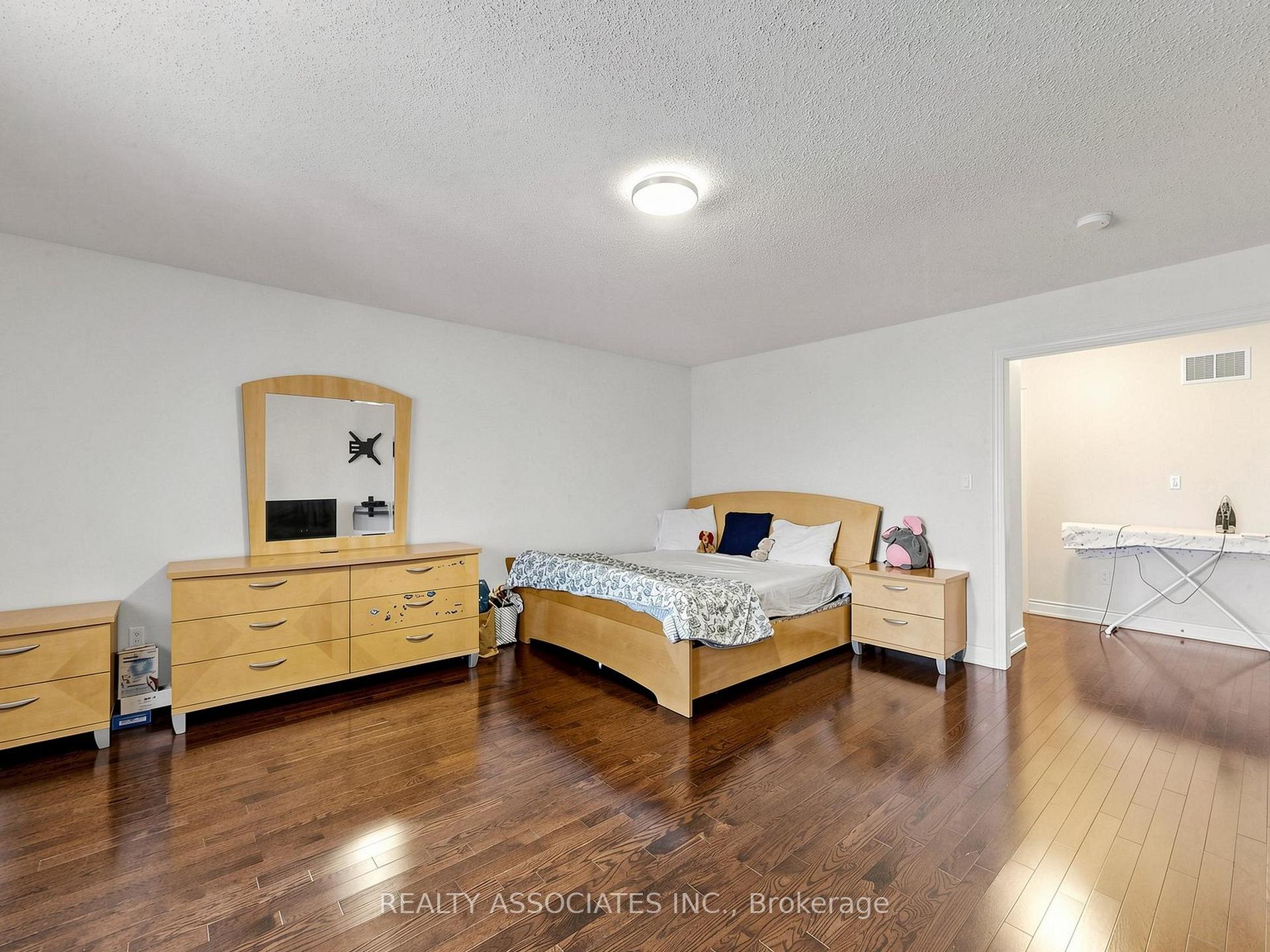 Photo 28 of 35 Godliman Road, Brampton, Credit Valley — HOMEH