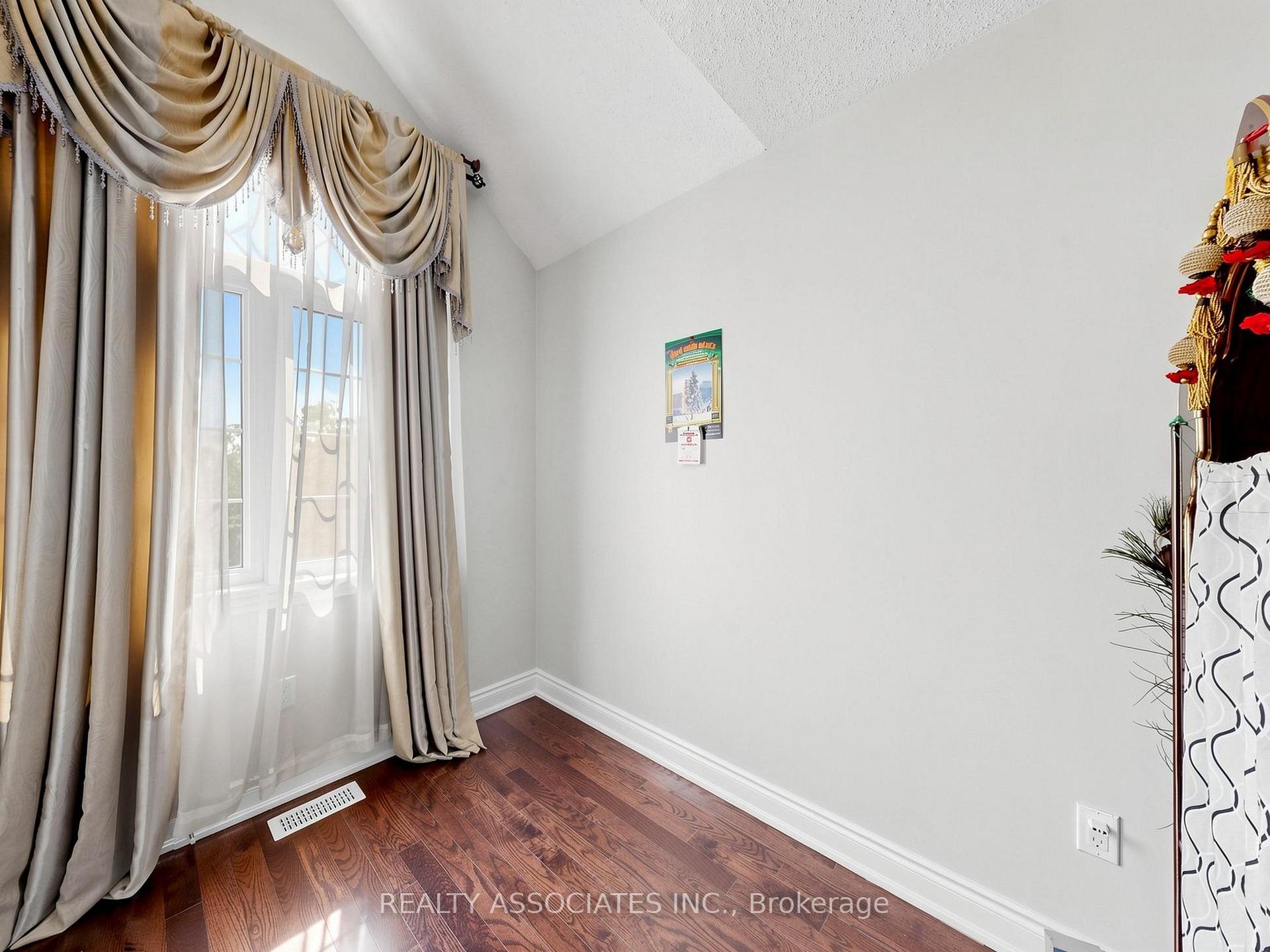 Photo 45 of 35 Godliman Road, Brampton, Credit Valley — HOMEH