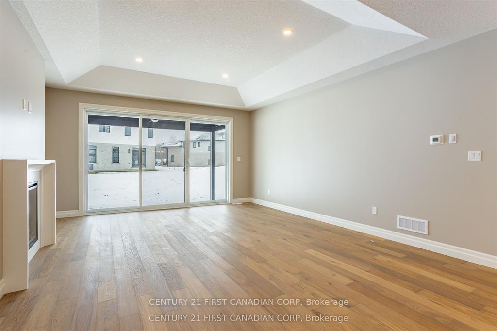 Photo 13 of 2215 Darwin Crescent, London, South V — HOMEH