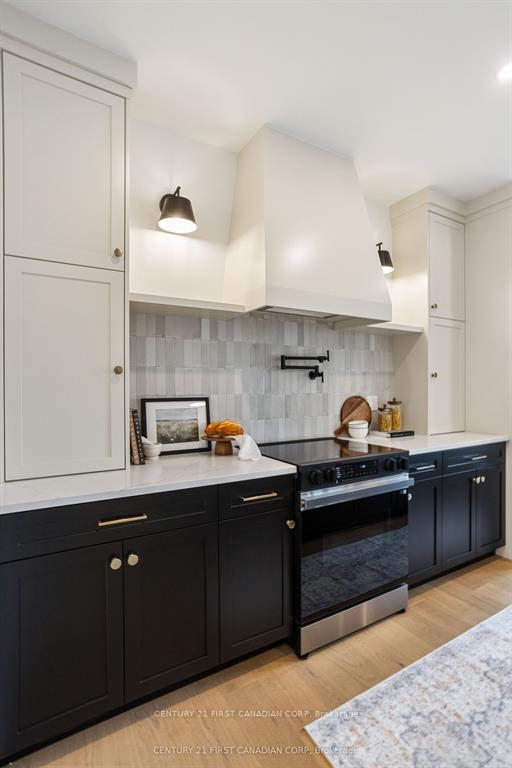 Photo 11 of 2211 Darwin Crescent, London, South V — HOMEH