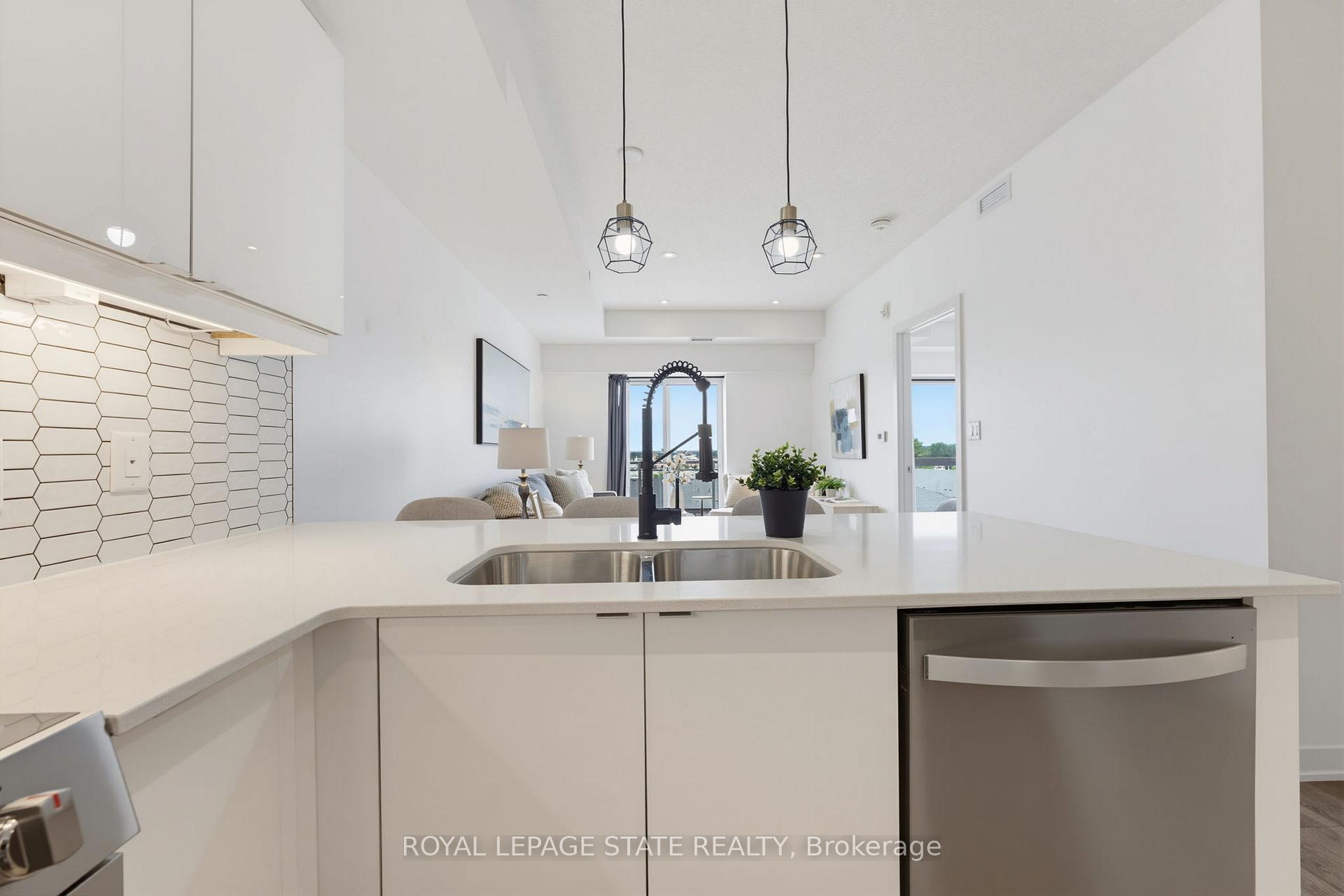 Photo 2 of Unit 513, 16 Markle Crescent, Hamilton, Ancaster — HOMEH