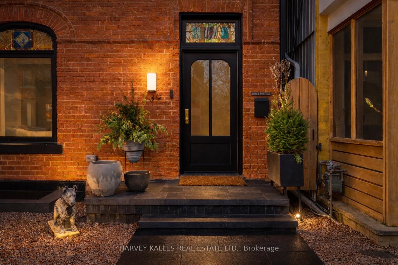 Photo 2 of 239 Borden Street, Toronto, University — HOMEH