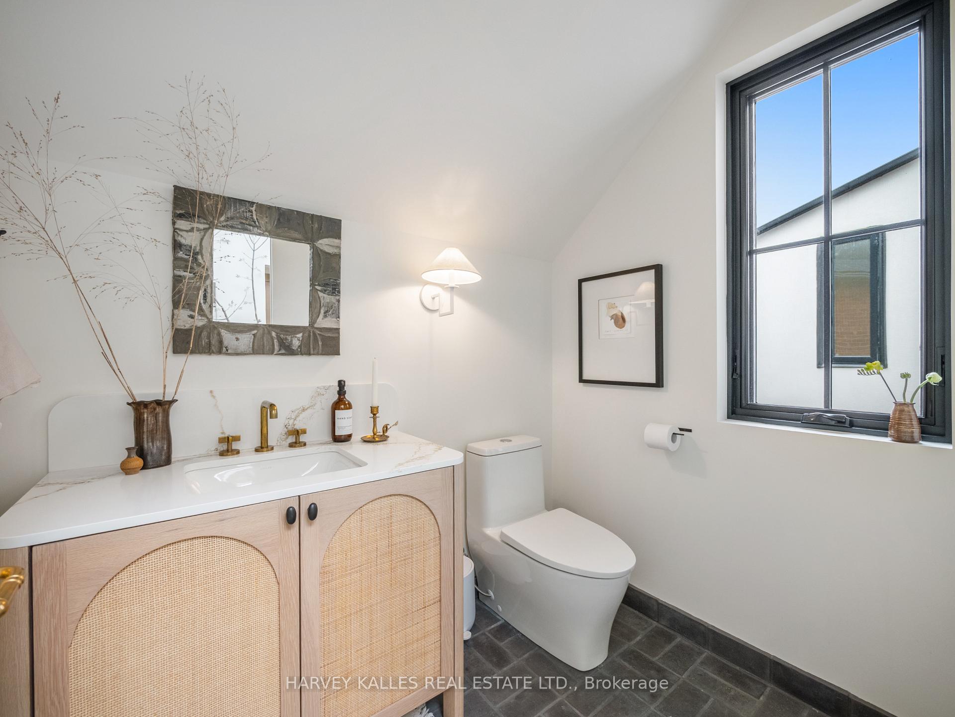Photo 23 of 239 Borden Street, Toronto, University — HOMEH