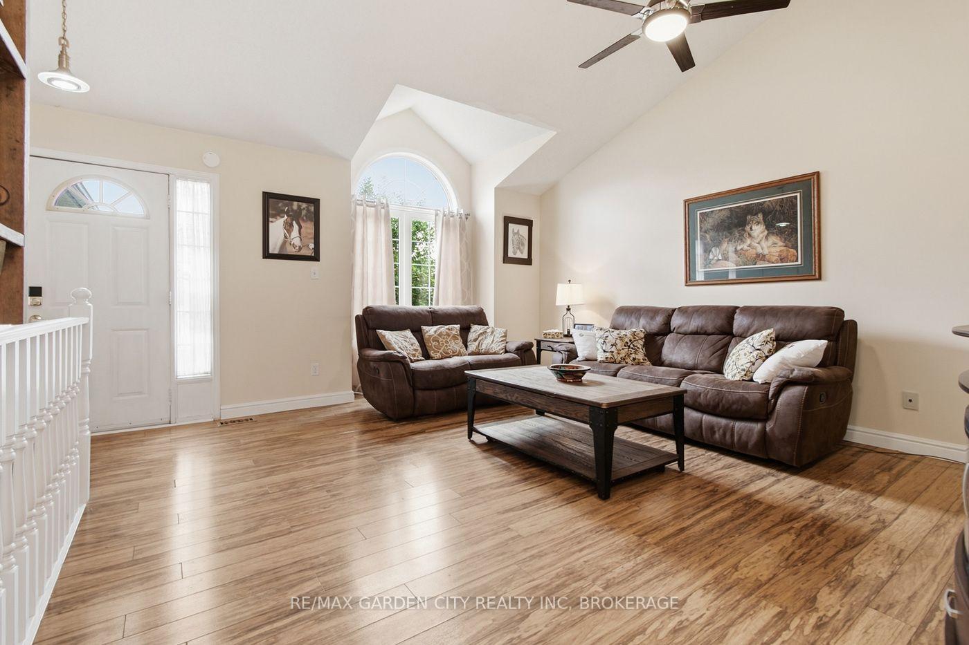 Photo 4 of 21 B Kelson Avenue N, Grimsby, Grimsby West — HOMEH