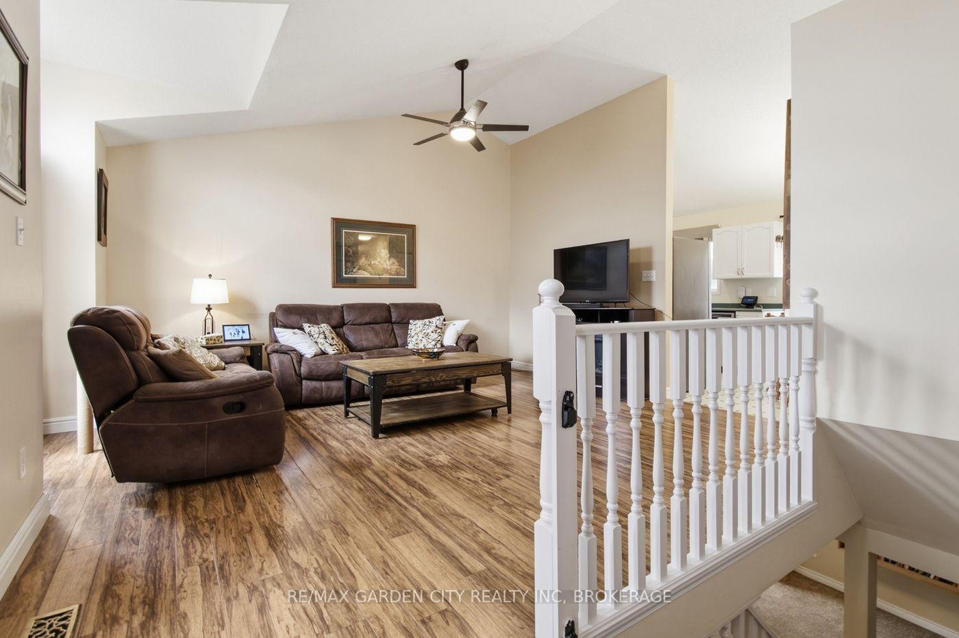 Photo 5 of 21 B Kelson Avenue N, Grimsby, Grimsby West — HOMEH