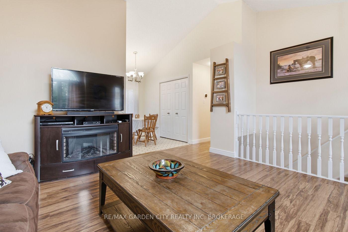 Photo 8 of 21 B Kelson Avenue N, Grimsby, Grimsby West — HOMEH