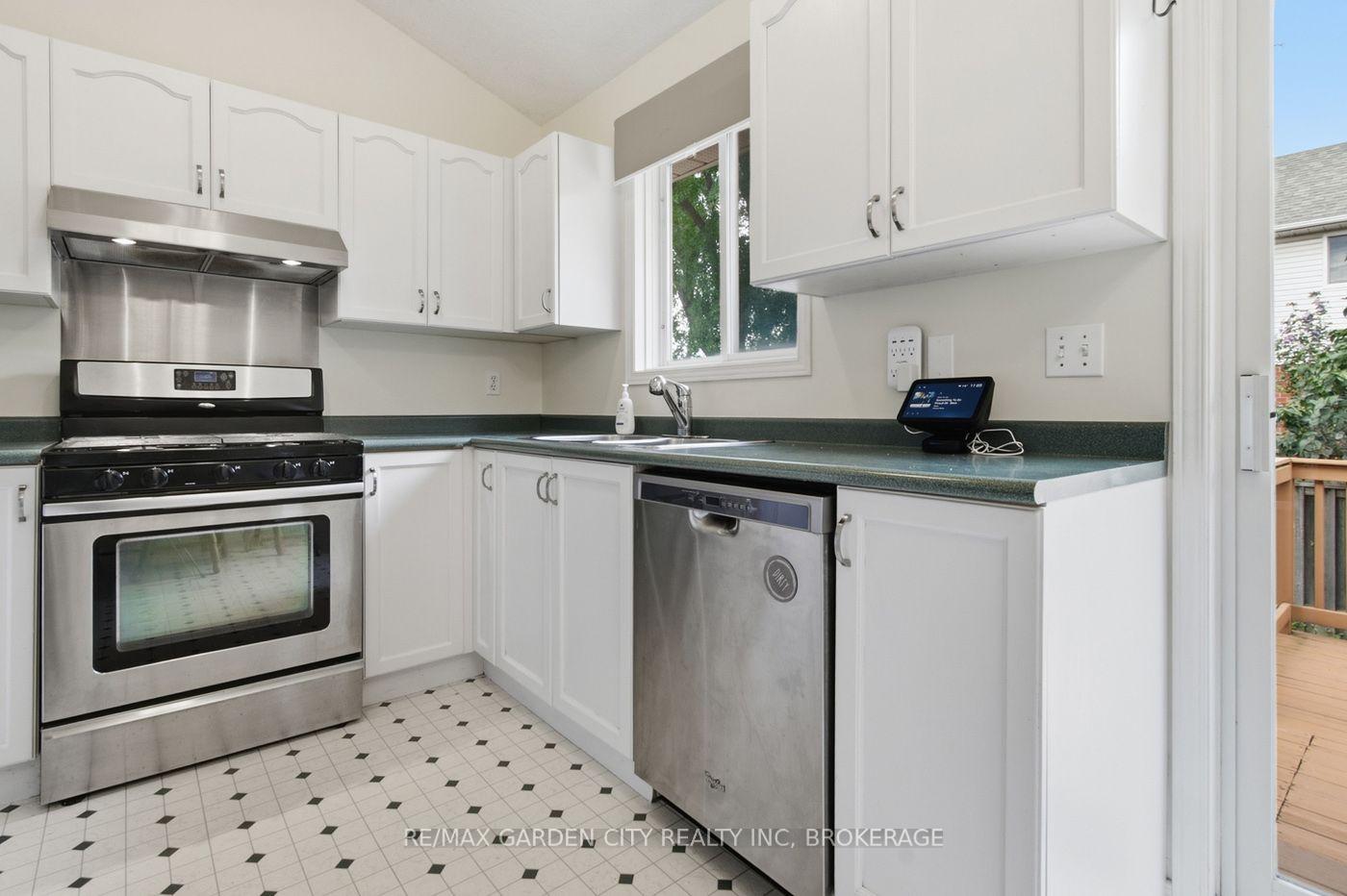 Photo 10 of 21 B Kelson Avenue N, Grimsby, Grimsby West — HOMEH