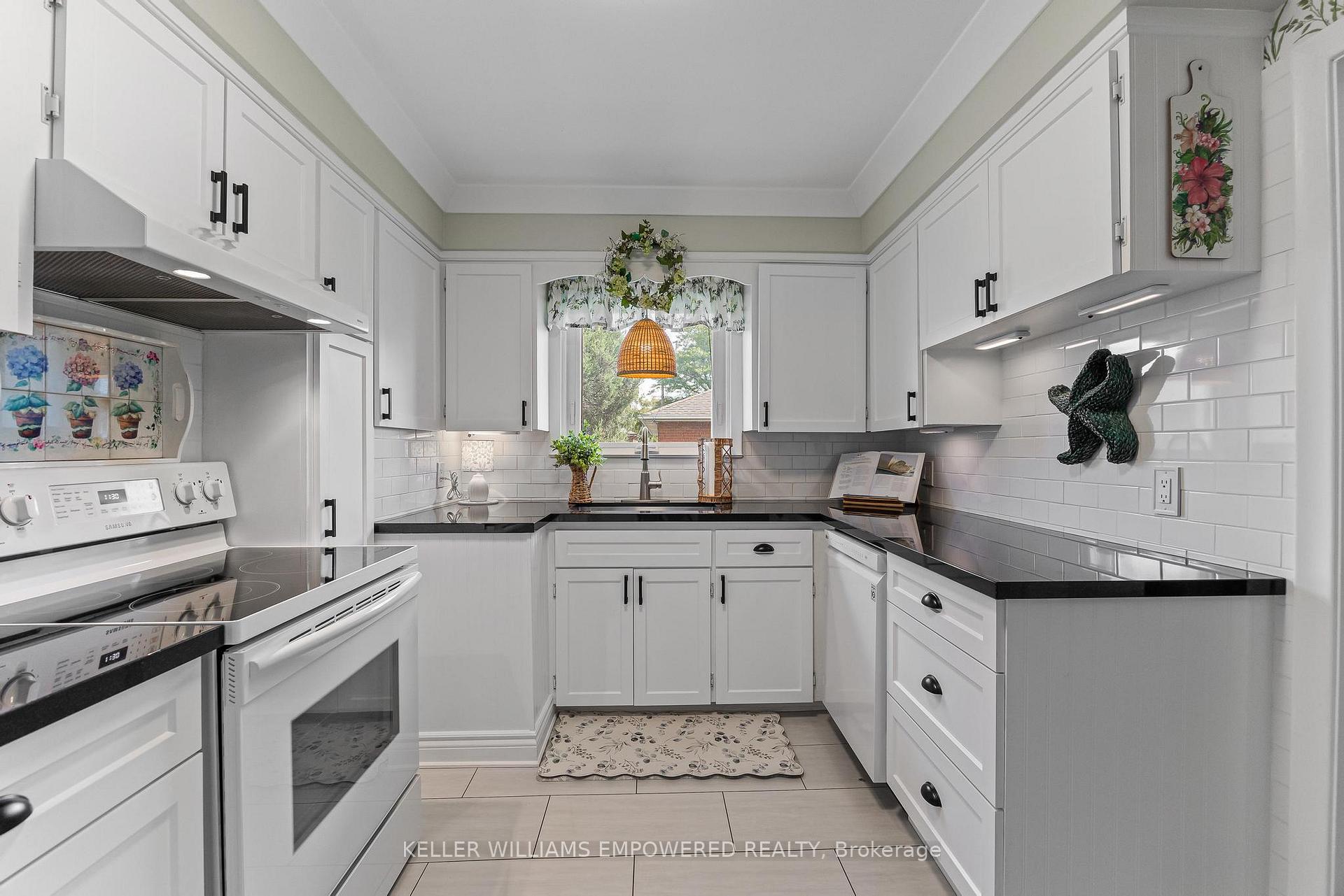 Photo 12 of 26 Rexton Road, Etobicoke, Etobicoke West Mall — HOMEH