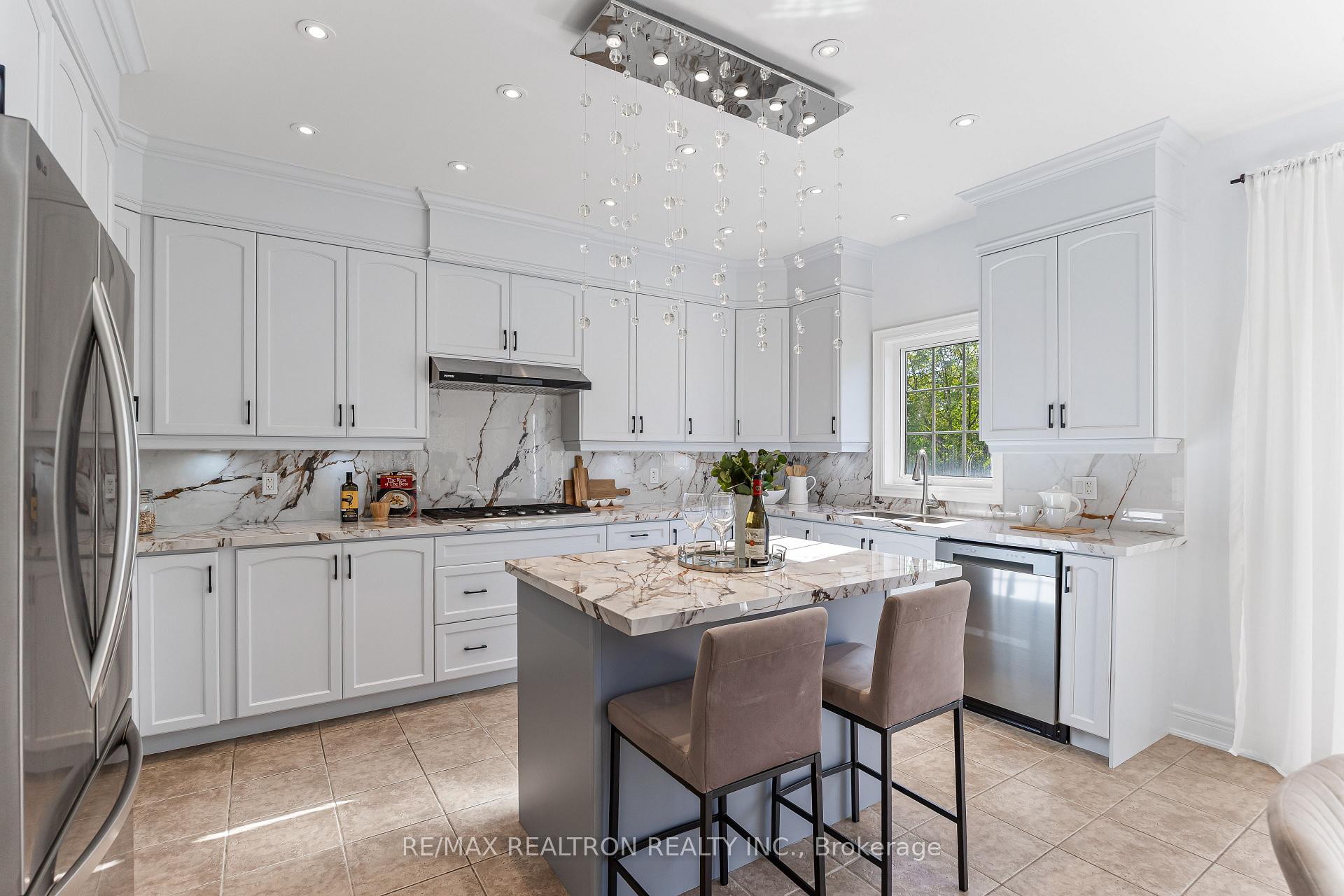 Photo 8 of 125 Lady Karen Crescent, Vaughan, Patterson — HOMEH