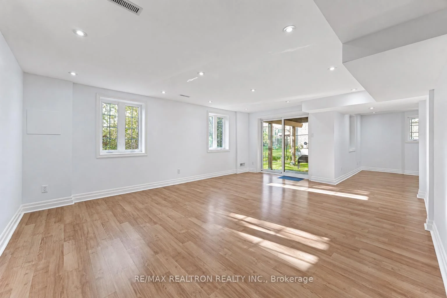 Photo 24 of 125 Lady Karen Crescent, Vaughan, Patterson — HOMEH
