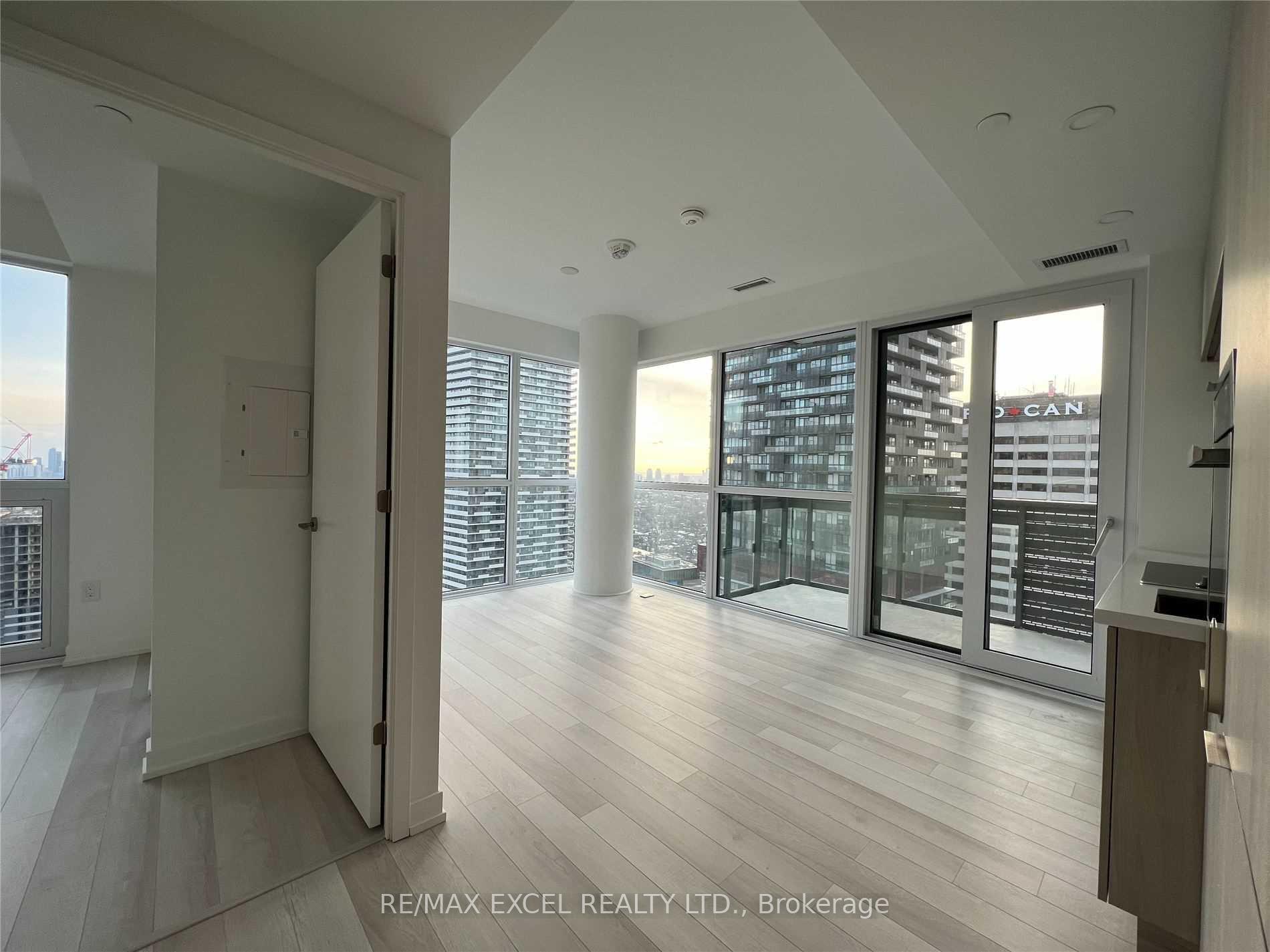 Photo 2 of Unit 3205, 39 Roehampton Avenue, Toronto, Mount Pleasant West — HOMEH